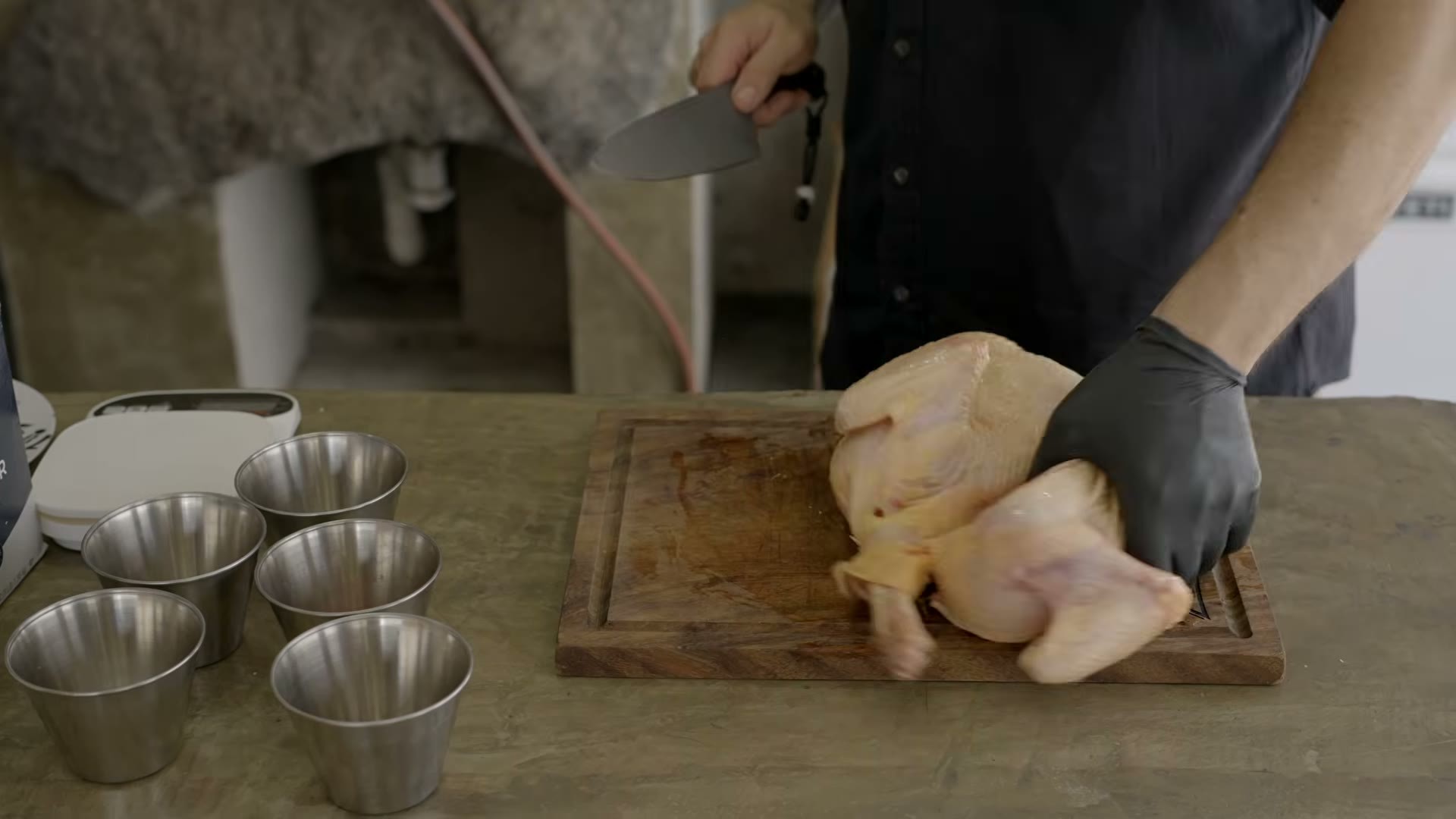 Pollo spatchcocked, sin columna vertebral, listo para marinar