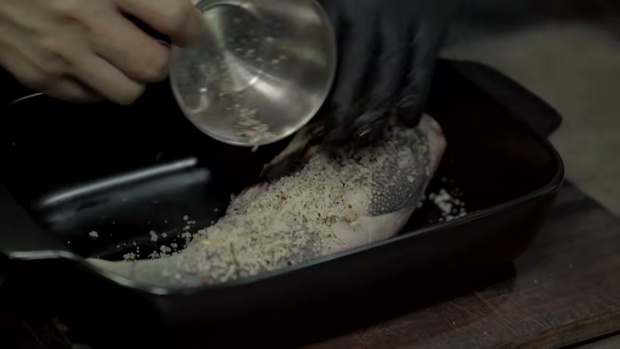Aplicando la mezcla de cura sobre la lengua de res