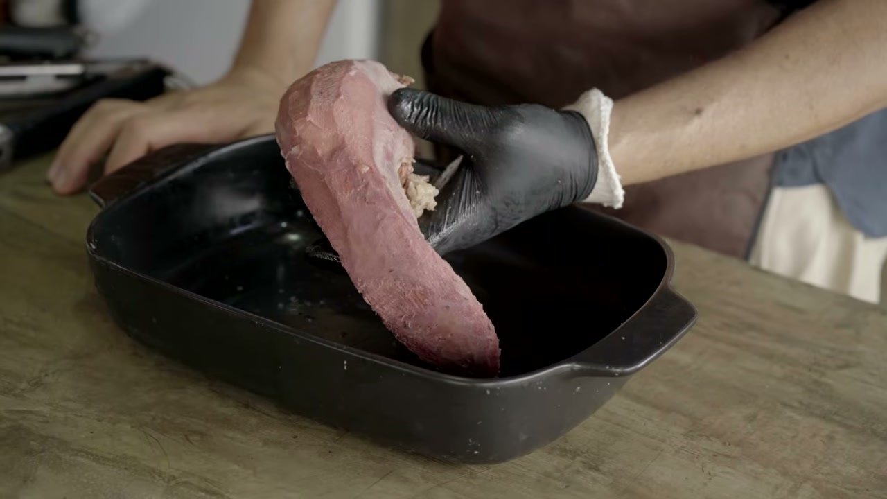 Lengua ya pelada, con el color rosado del curado