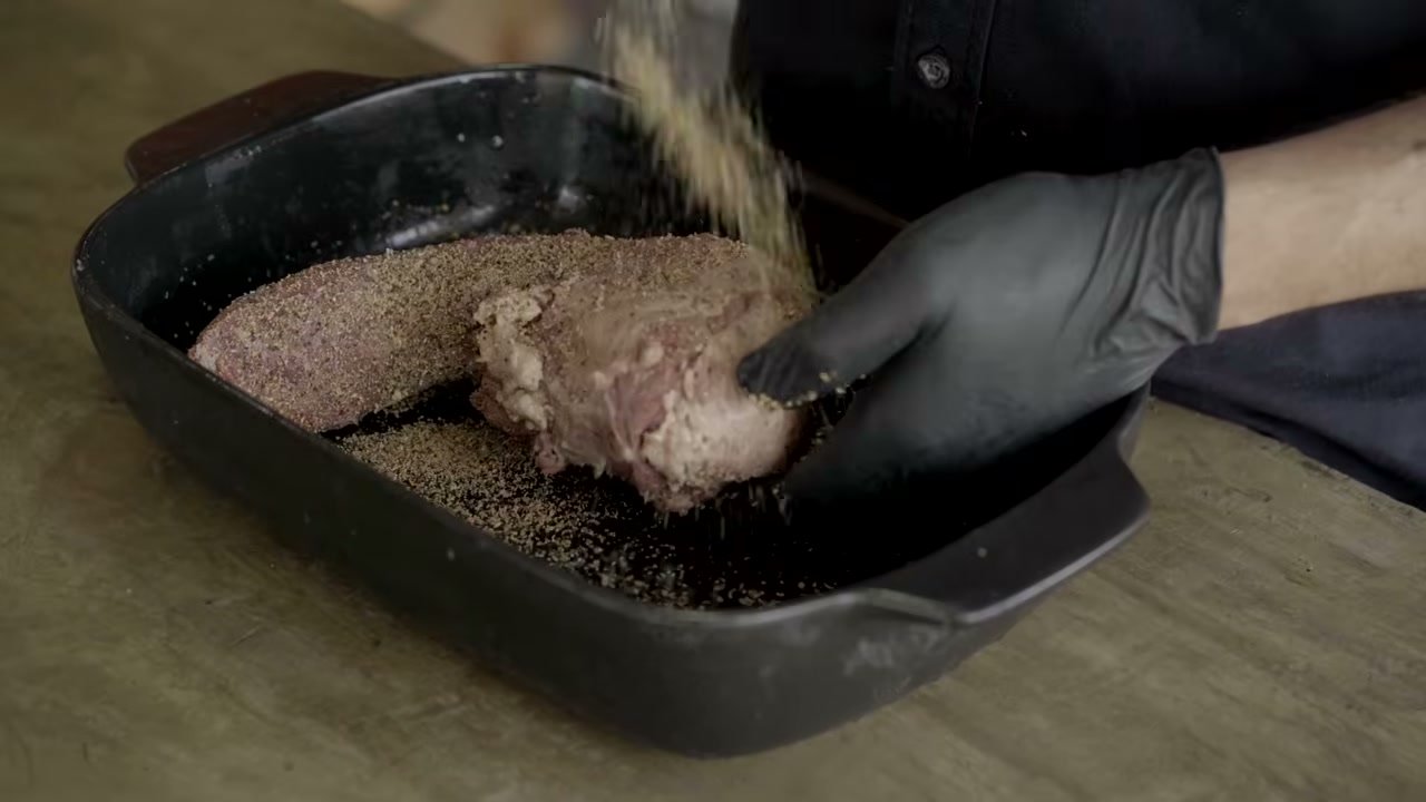 Aplicando el rub estilo pastrami antes de meterla al ahumador
