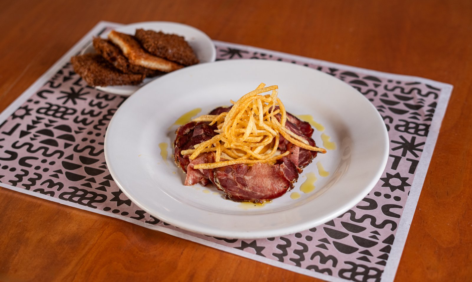 Lengua escarlata ahumada emplatada en tartar con yema curada