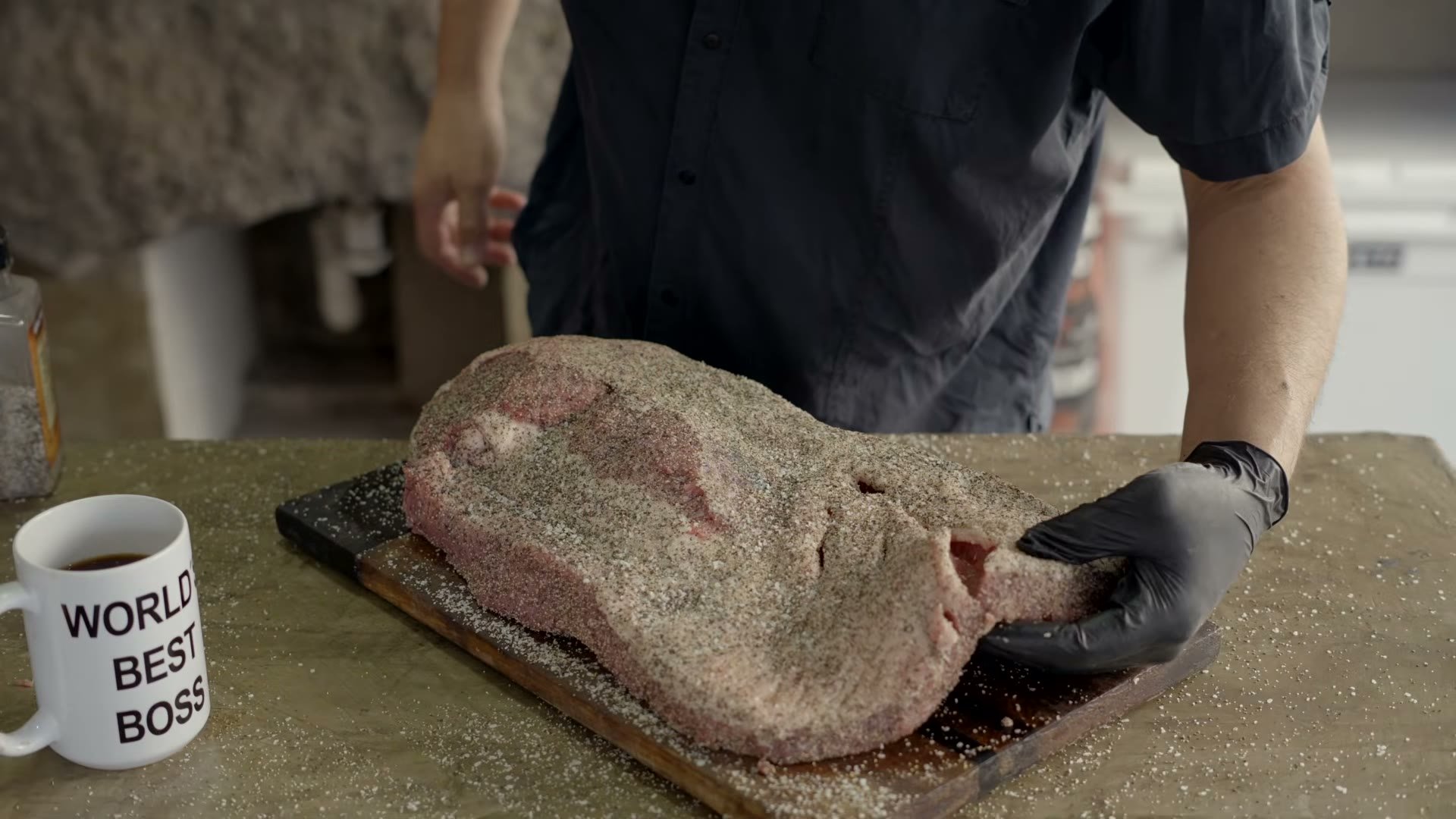 Aplicando el rub de sal y pimienta al brisket