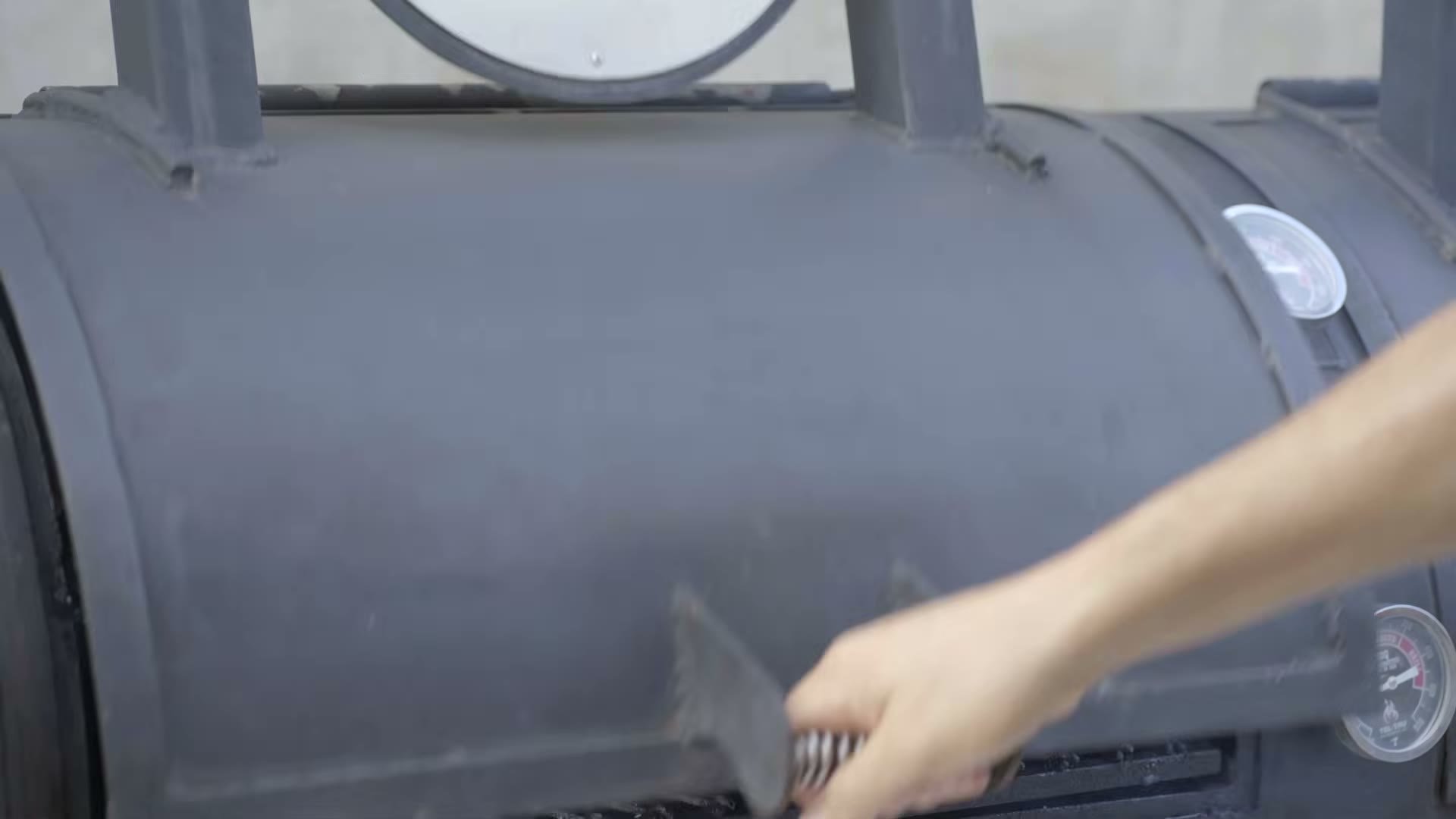 Brisket en el ahumador con el lado grueso hacia el calor