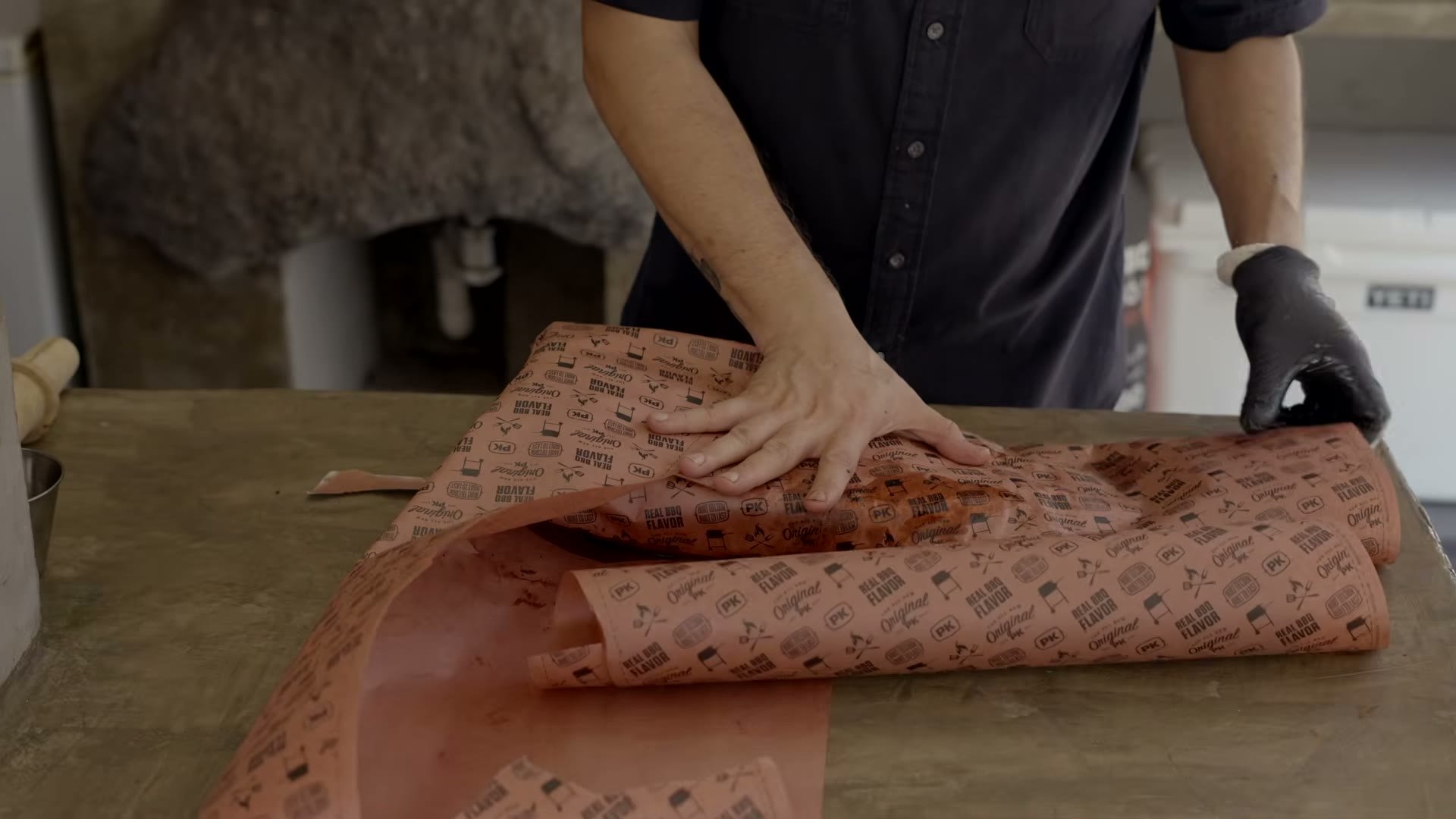 Envolviendo el brisket en papel estraza con grasa de res