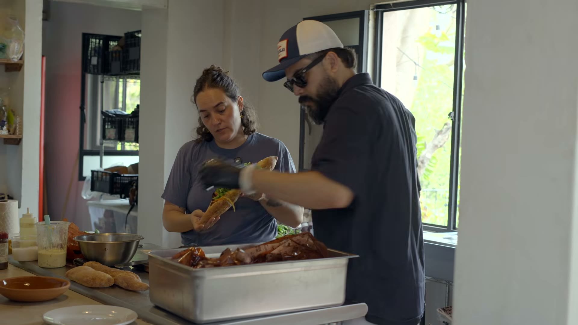 Armando el Bánh mì con brisket, encurtidos, cilantro y jalapeño