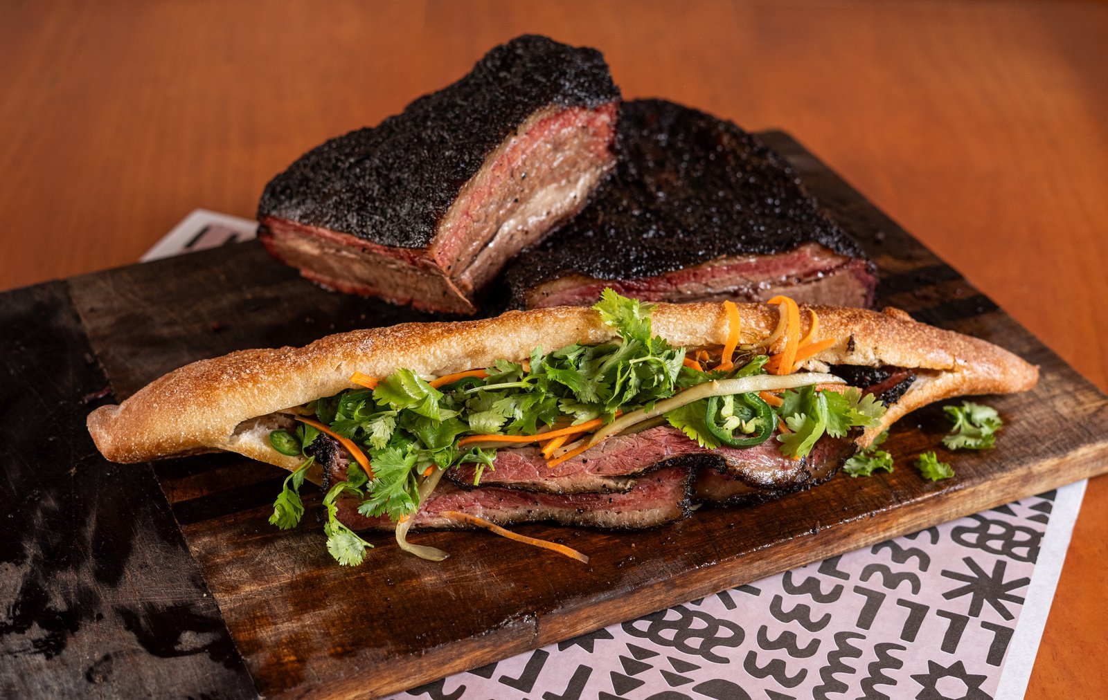 Bánh mì de brisket ahumado con encurtidos, cilantro y jalapeño