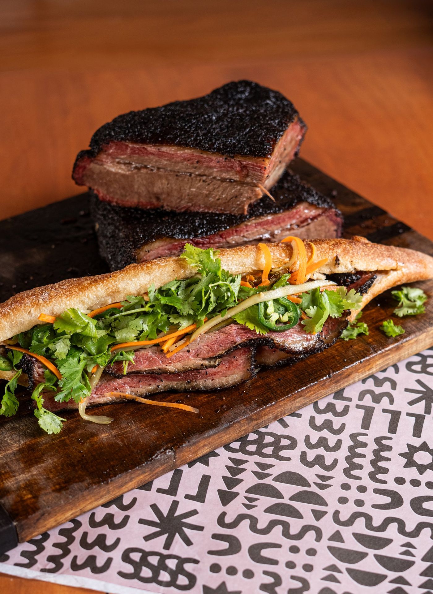 Detalle del Bánh mì de brisket sobre tabla de madera