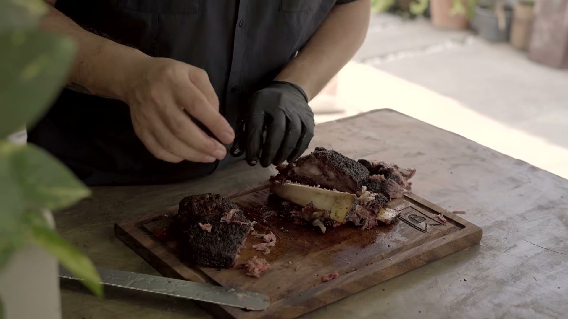 Atomizando el short rib con vinagre y jugo de manzana