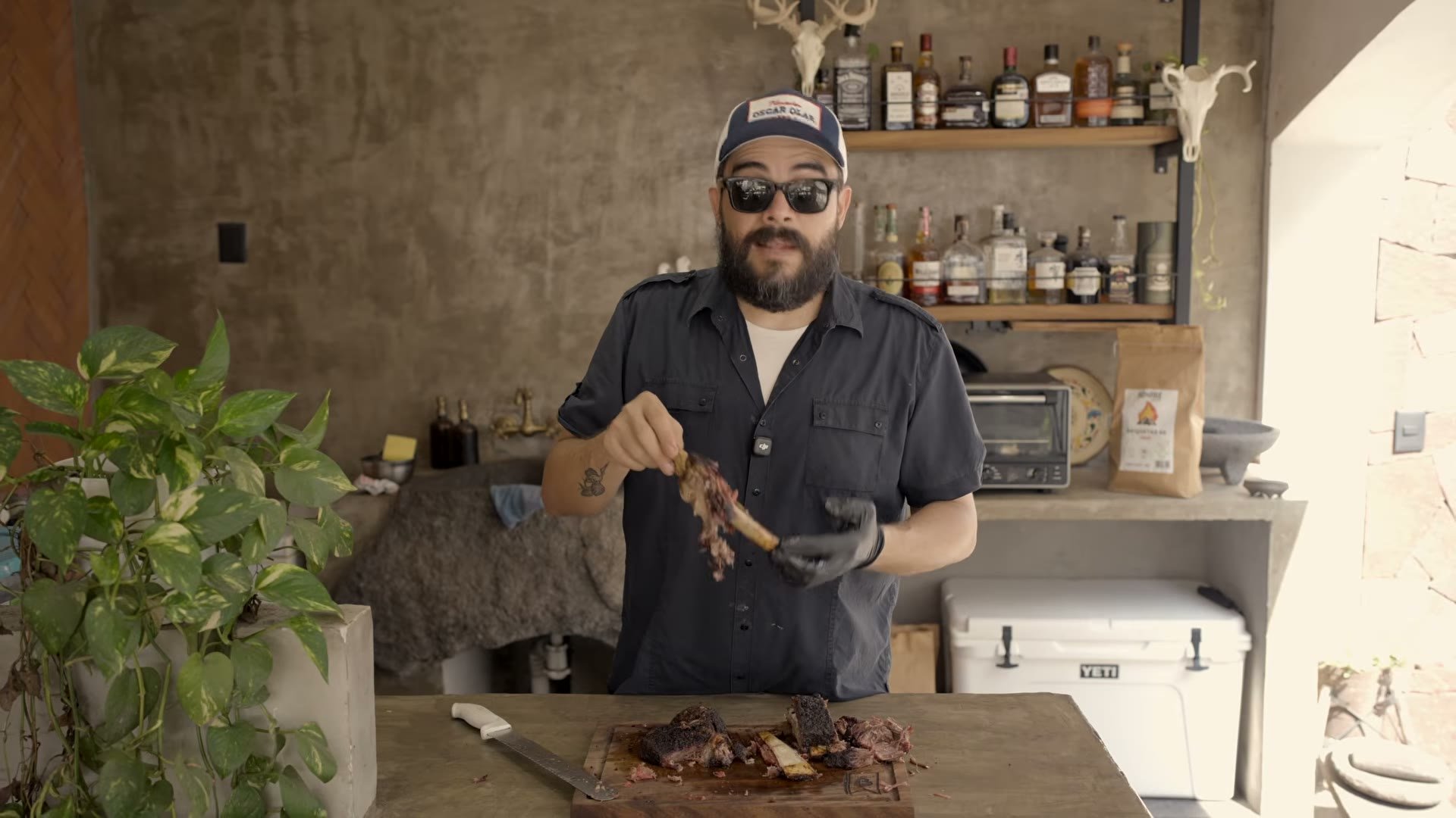 Short rib de res recién salido del WSM con bark tostado