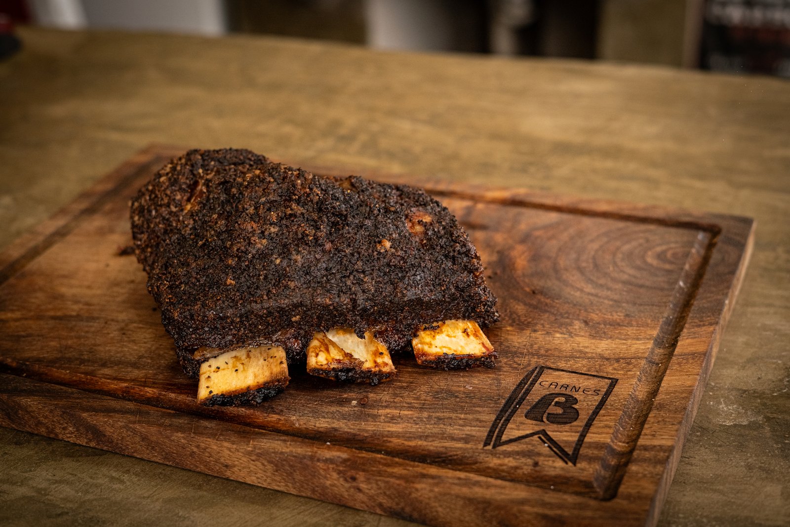 Short rib de res hot and fast rebanado, mostrando el anillo de humo