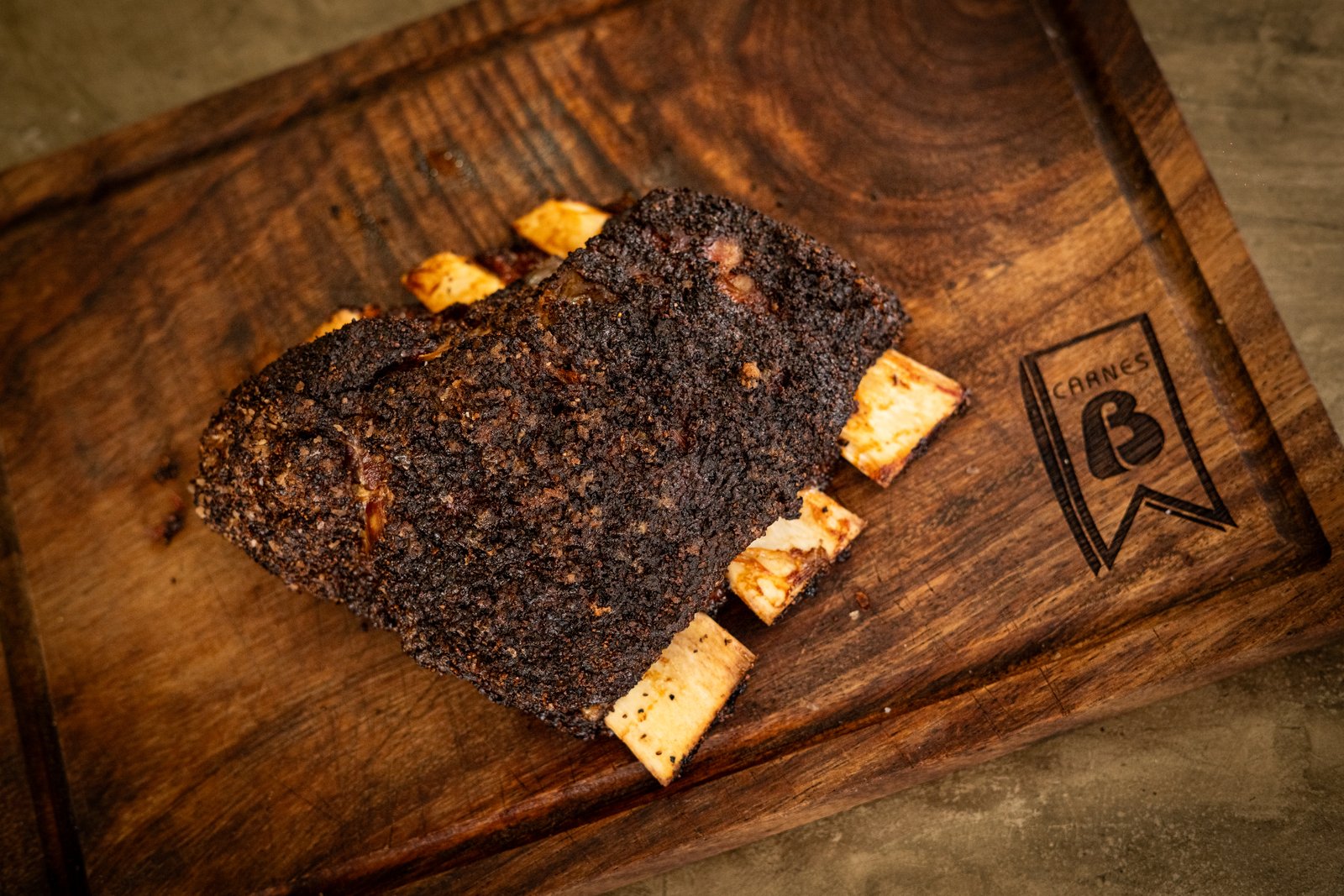 Detalle del short rib de res con el hueso limpio