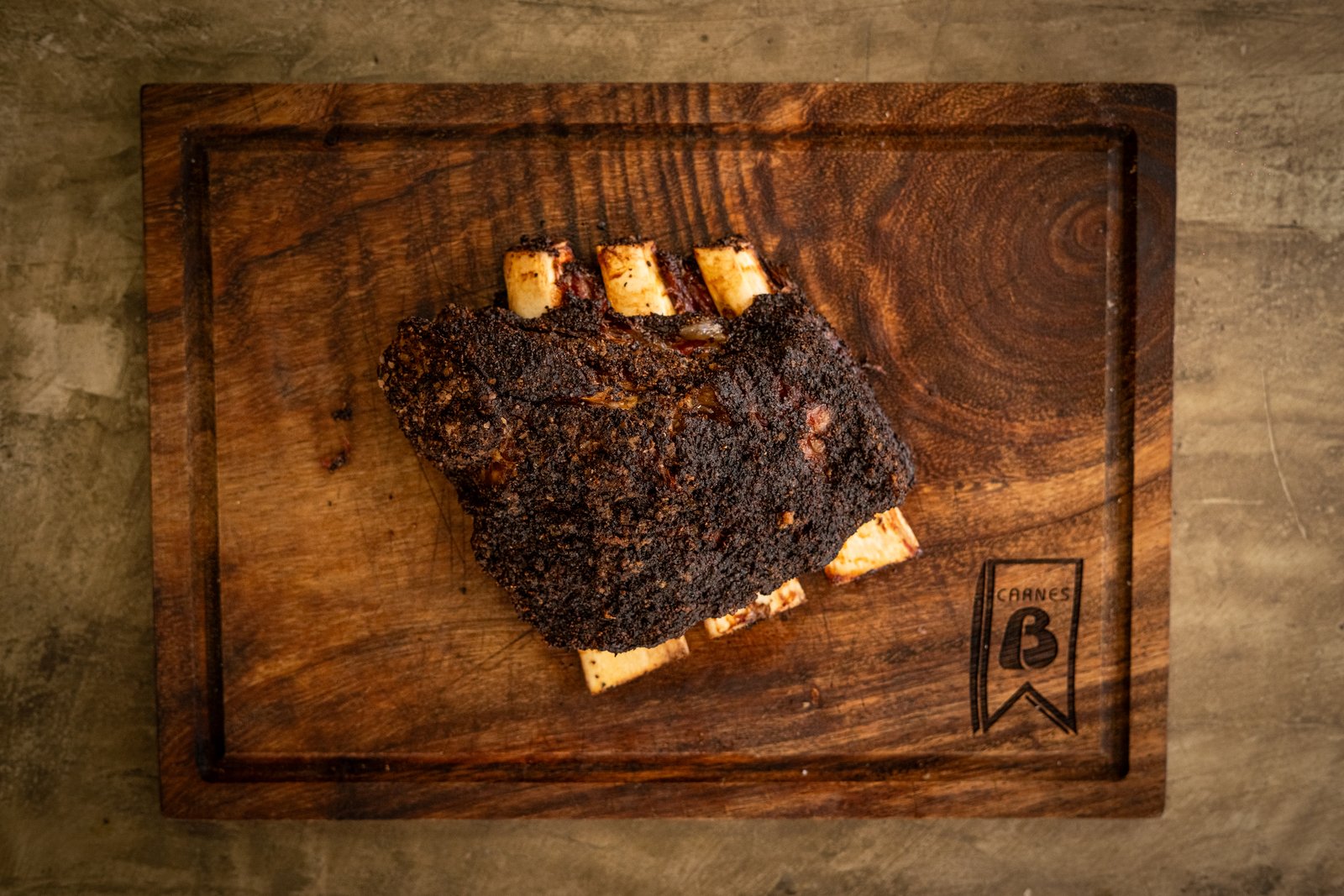Short rib de res probando la suavidad de la carne