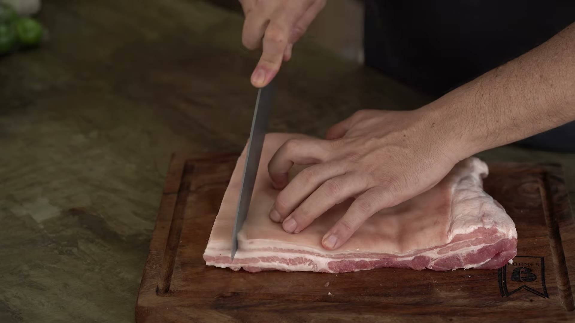 Cortando tiras de pork belly de 2 cm de grosor