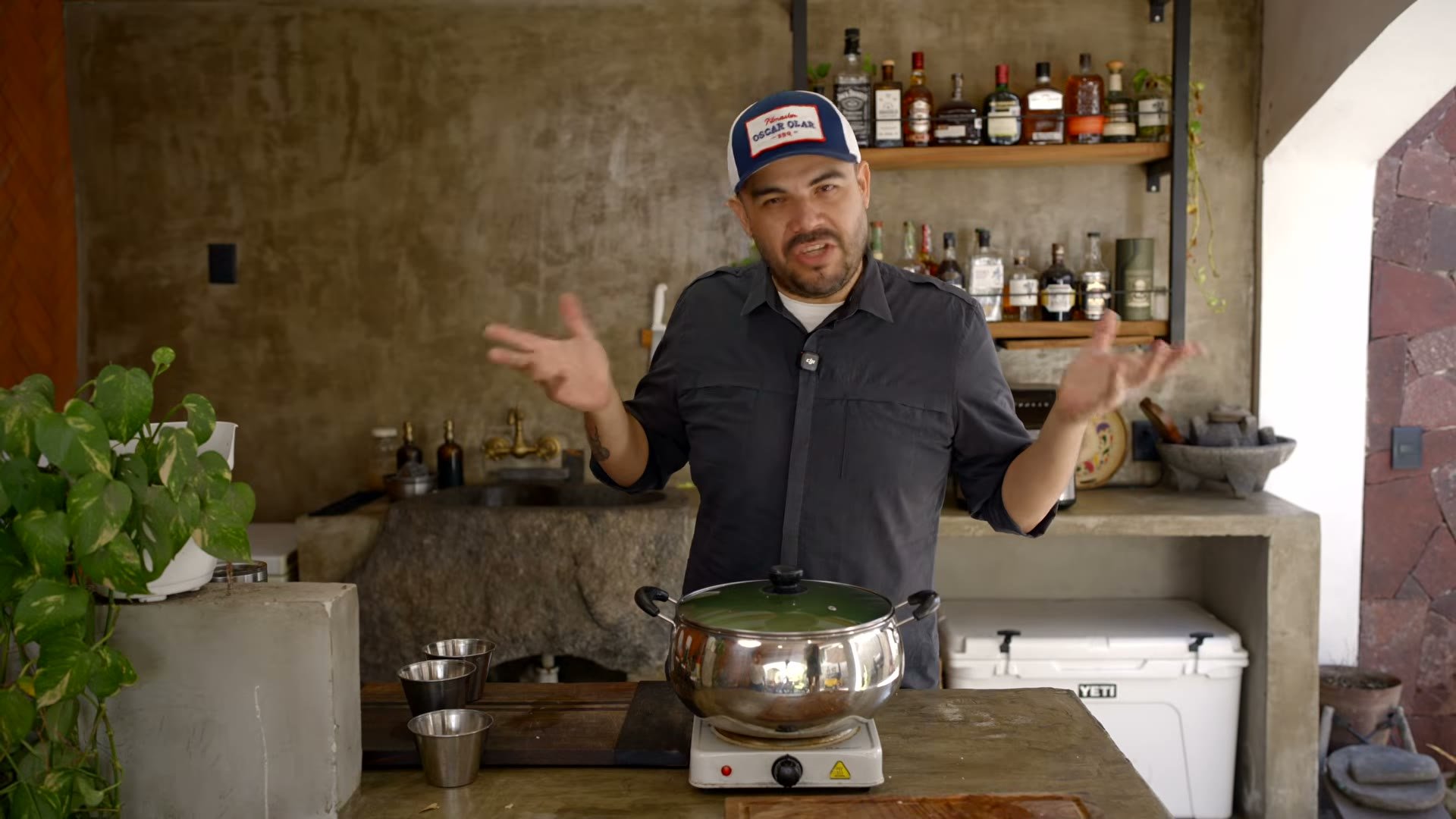 Hirviendo las tiras de pork belly con cebolla, laurel y especias