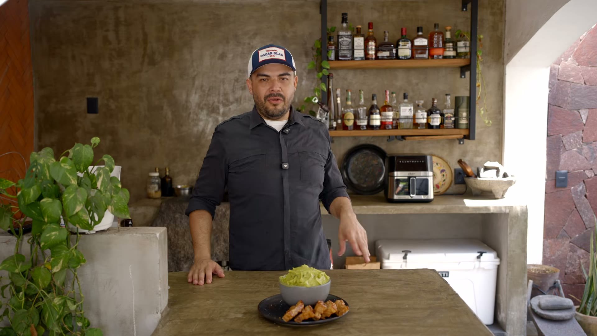 Tiras de pork belly hervidas, blancas y listas para enfriar