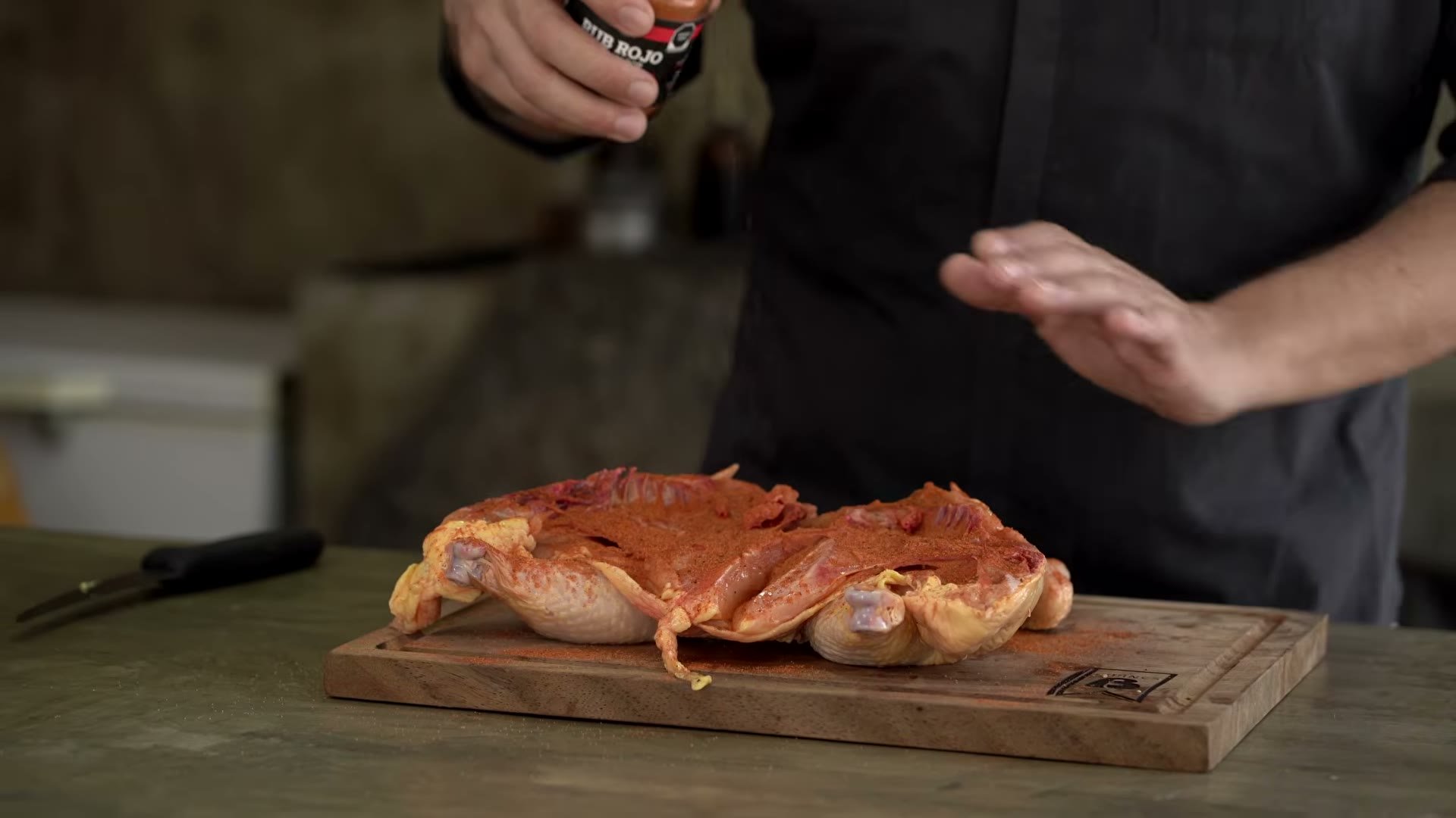 Aplicando el rub al pollo spatchcock