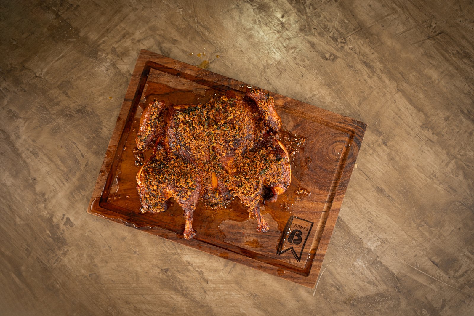 Pollo spatchcock ahumado bañado en mantequilla vaquera