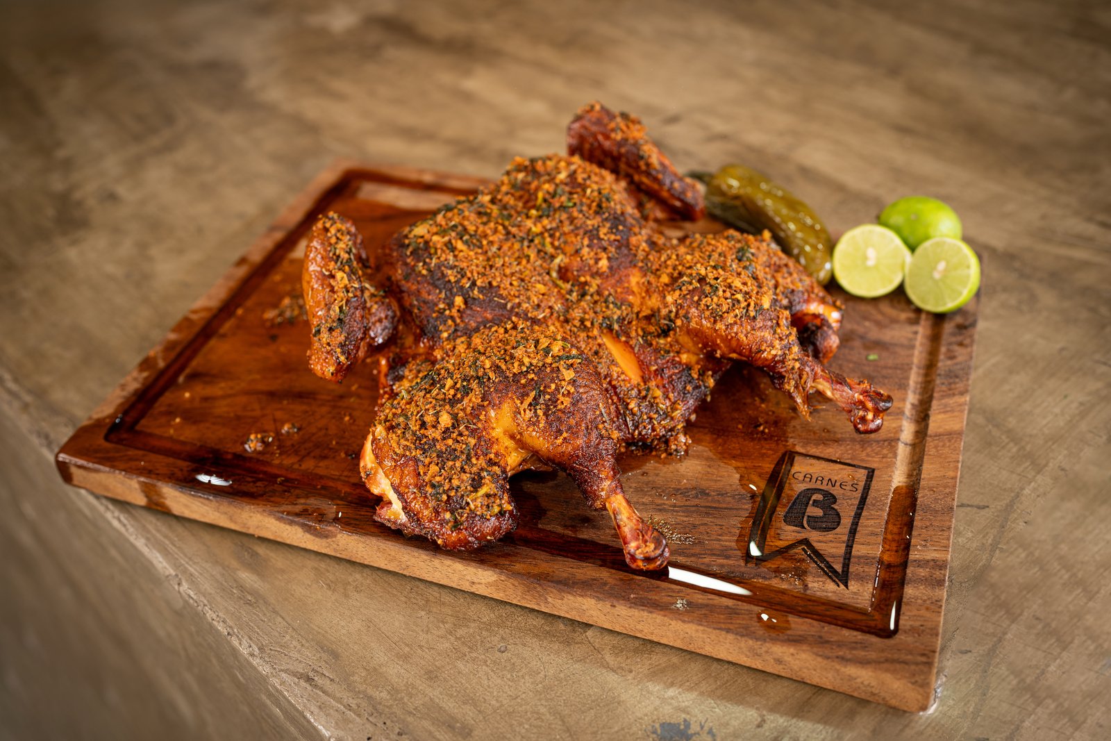 Pollo ahumado en mantequilla vaquera partido, mostrando la jugosidad