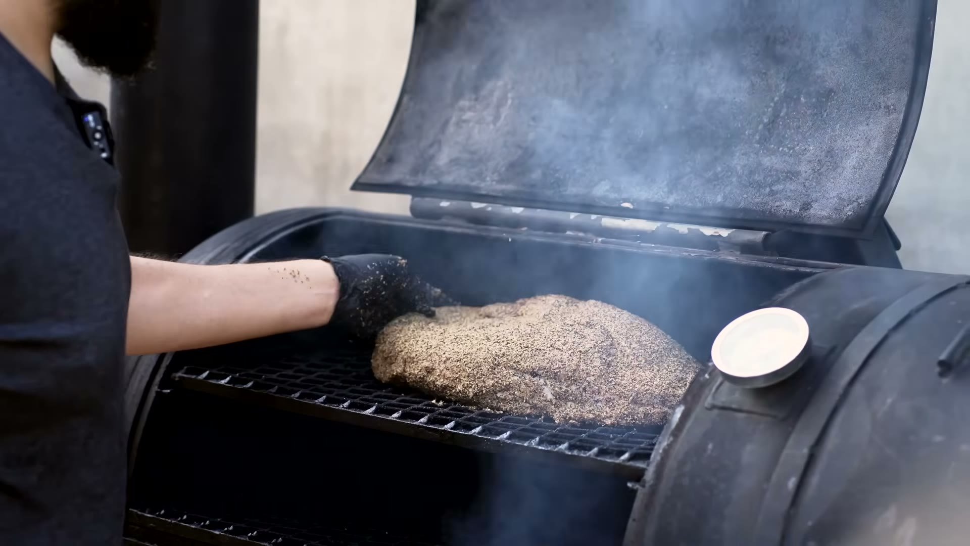 Aplicando el rub de pimienta y cilantro a la joroba curada