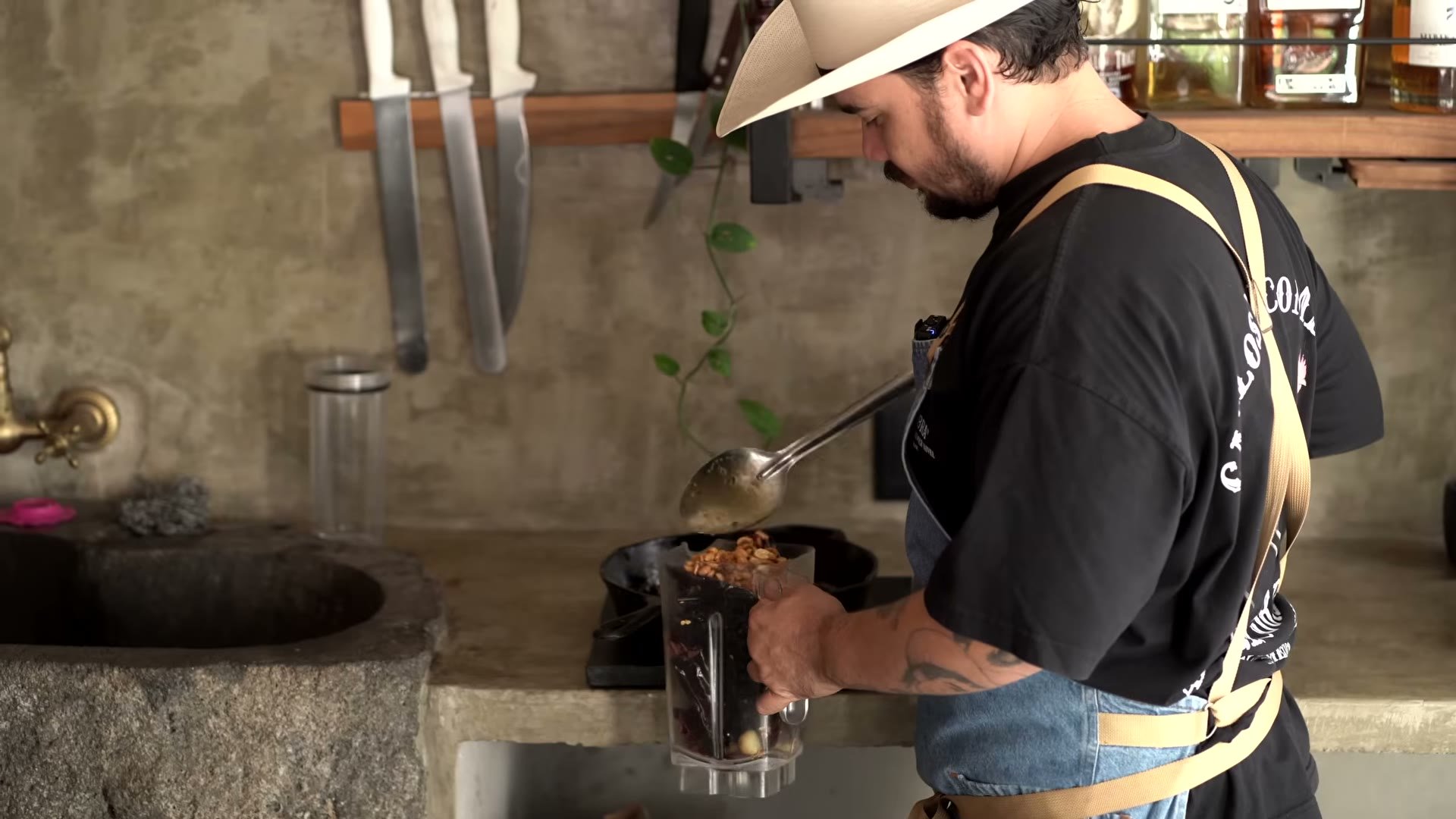 Preparando la salsa macha con grasa de res, chiles y cacahuate