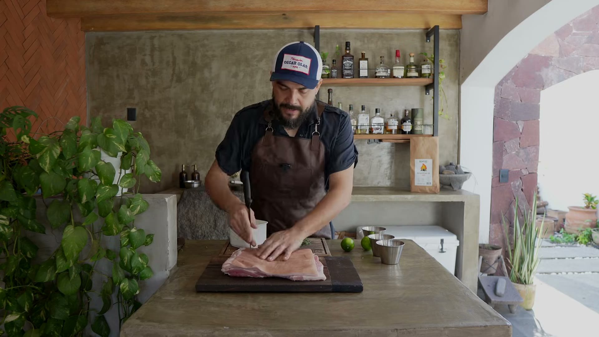 Sazonando el pork belly con hinojo, ajo y romero antes de enrollar