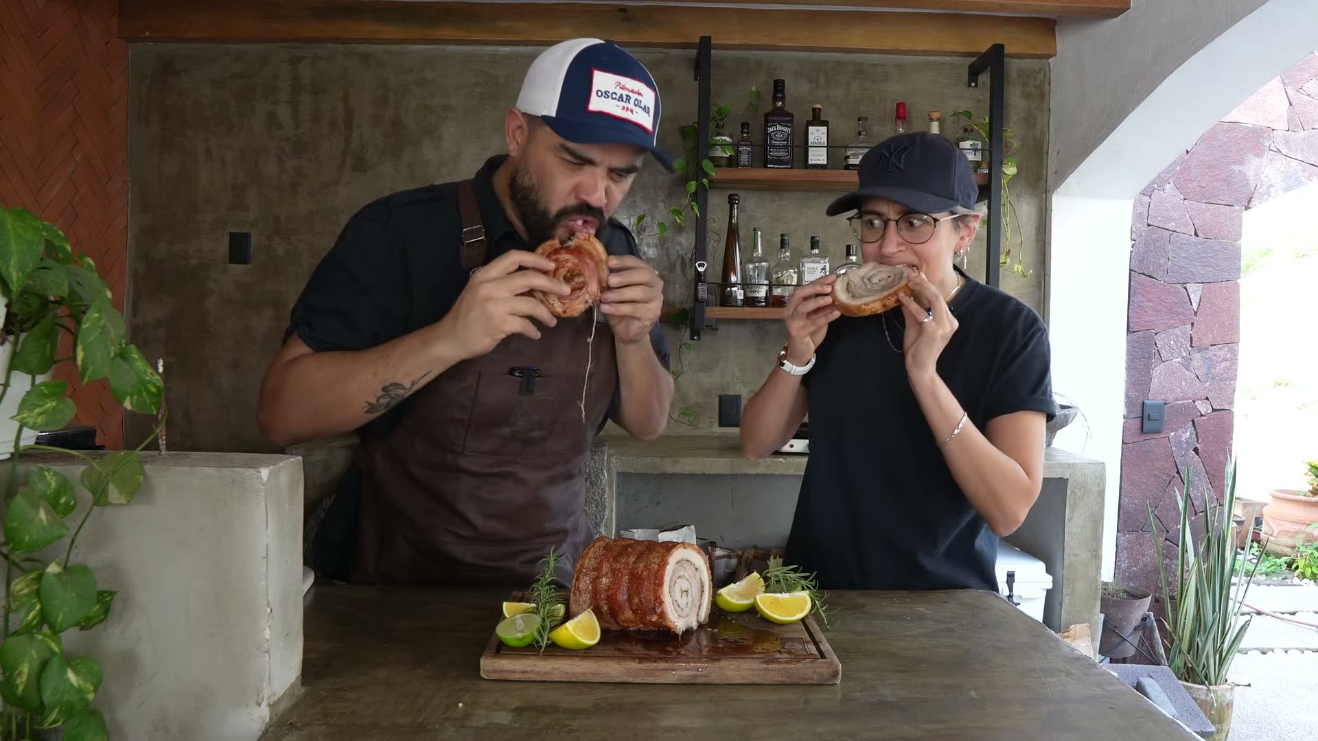 Porchetta rebanada mostrando el contraste entre piel crujiente y carne suave