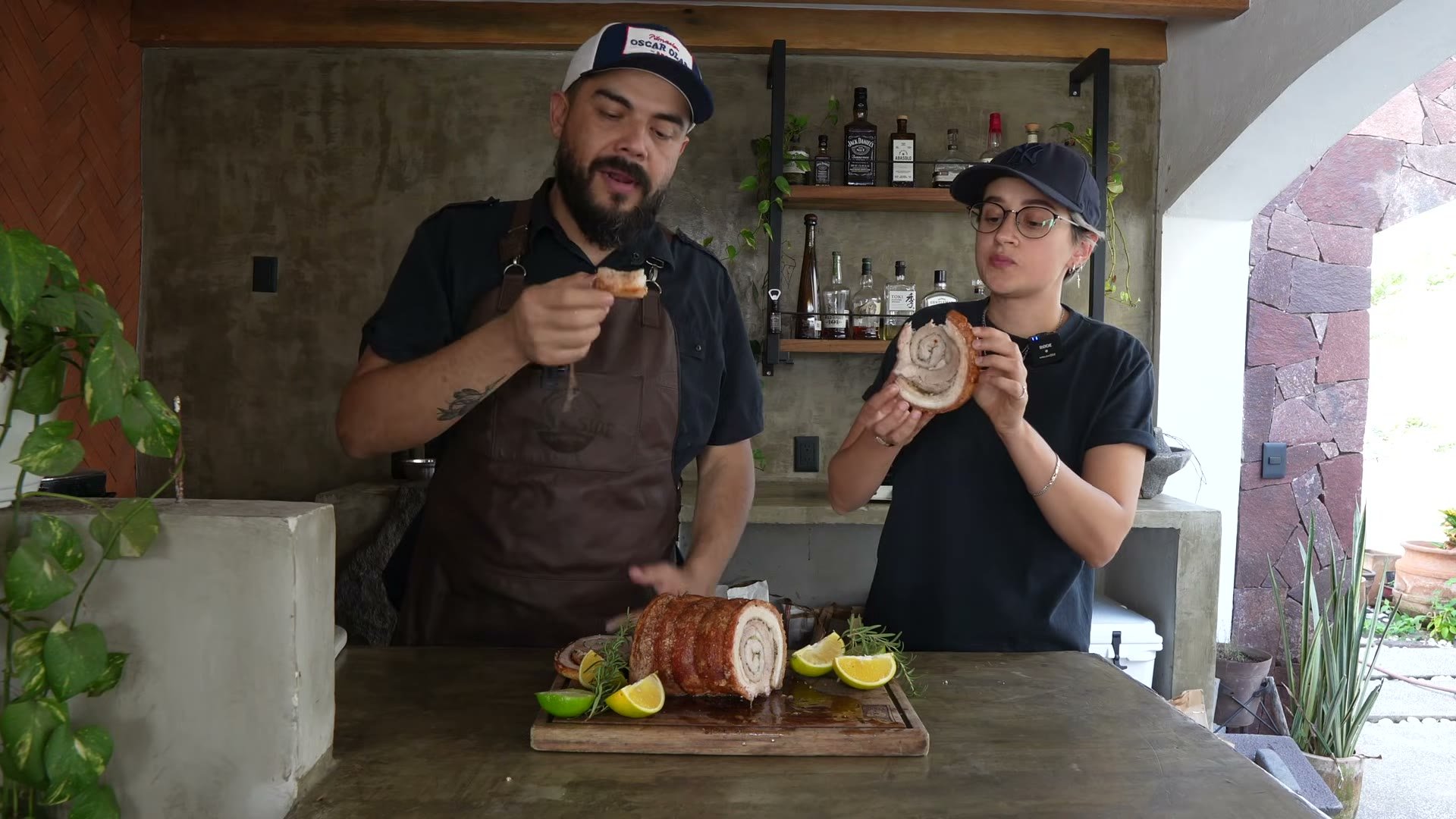 Rebanada de porchetta mostrando la piel crujiente