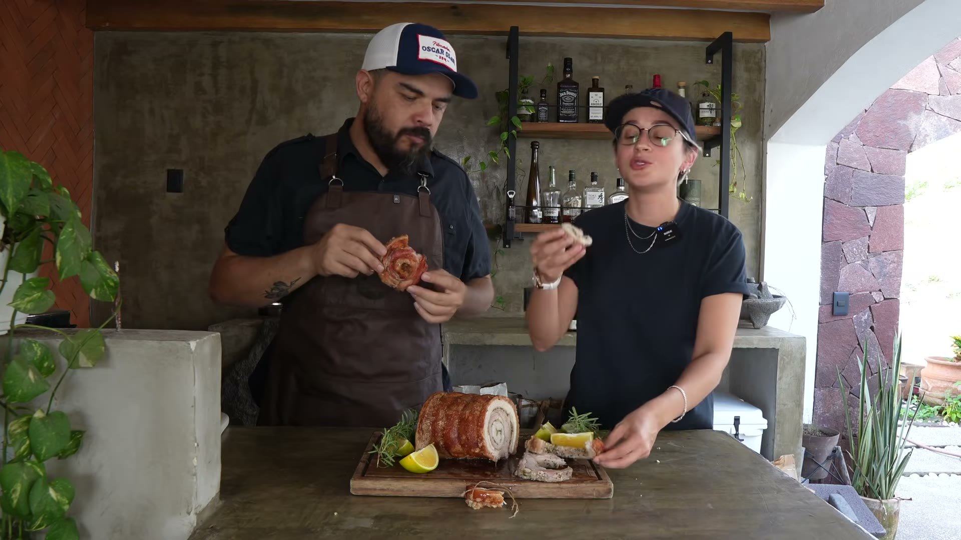 Porchetta entera antes de rebanar, lista para servir