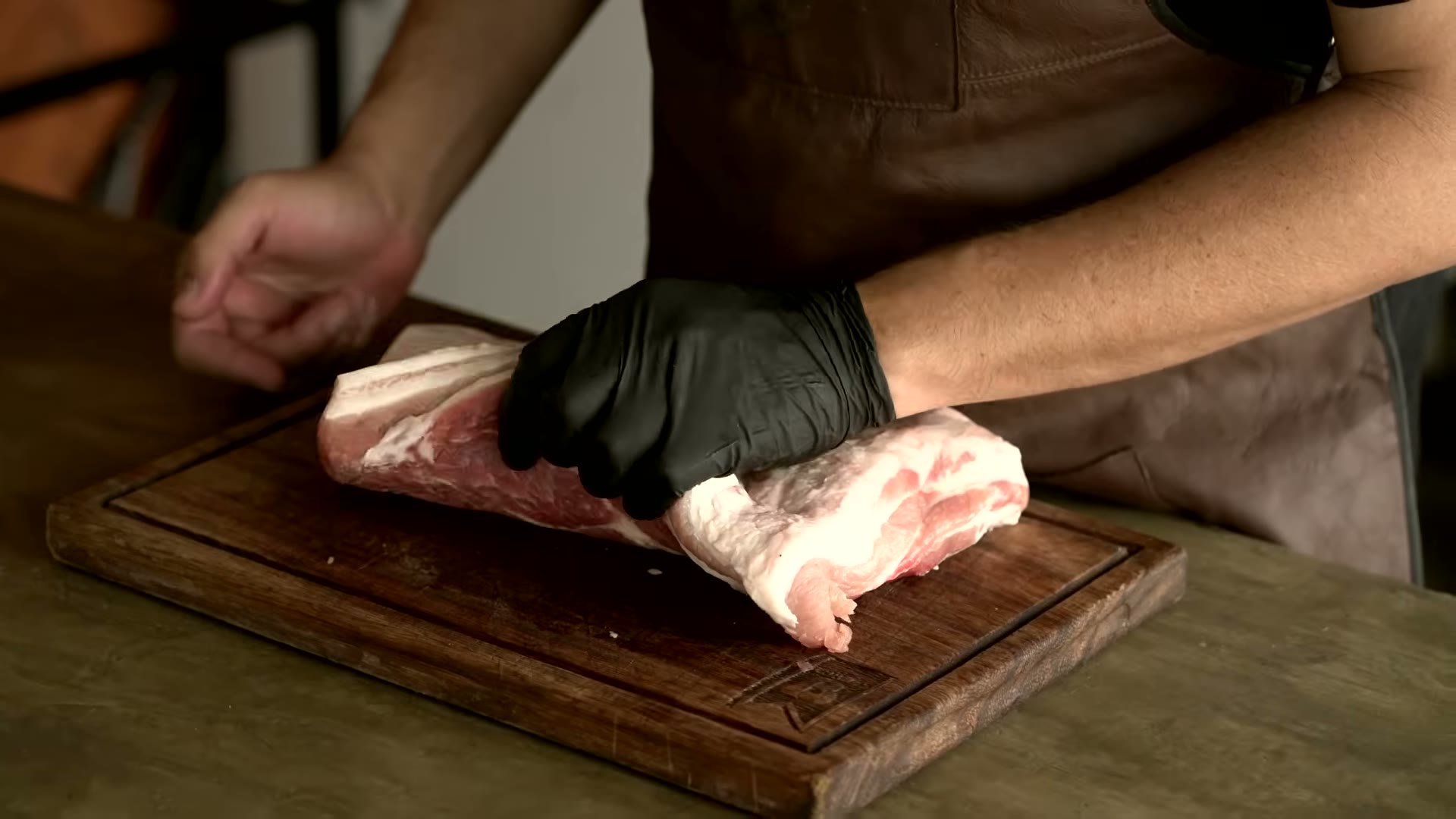 Cortando el pork belly en tiras para ahumar