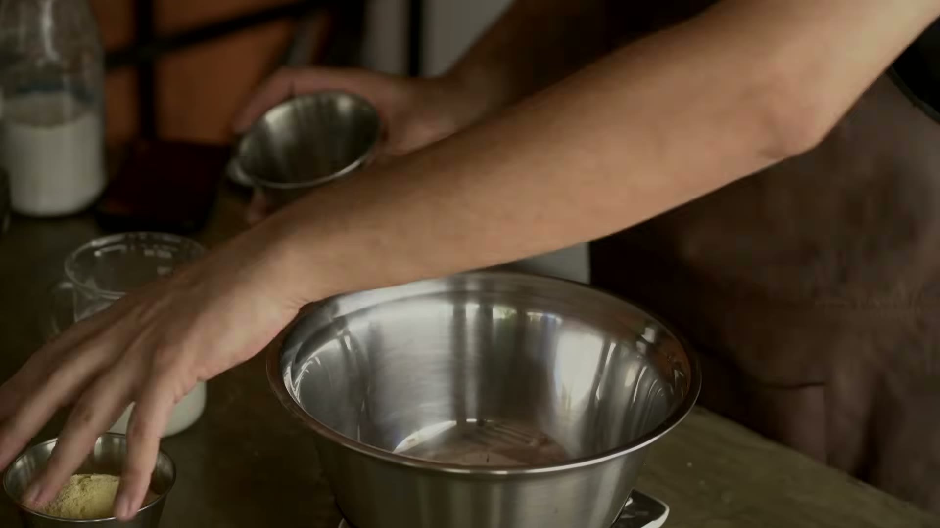 Preparando la masa de corn dog para capear el pork belly