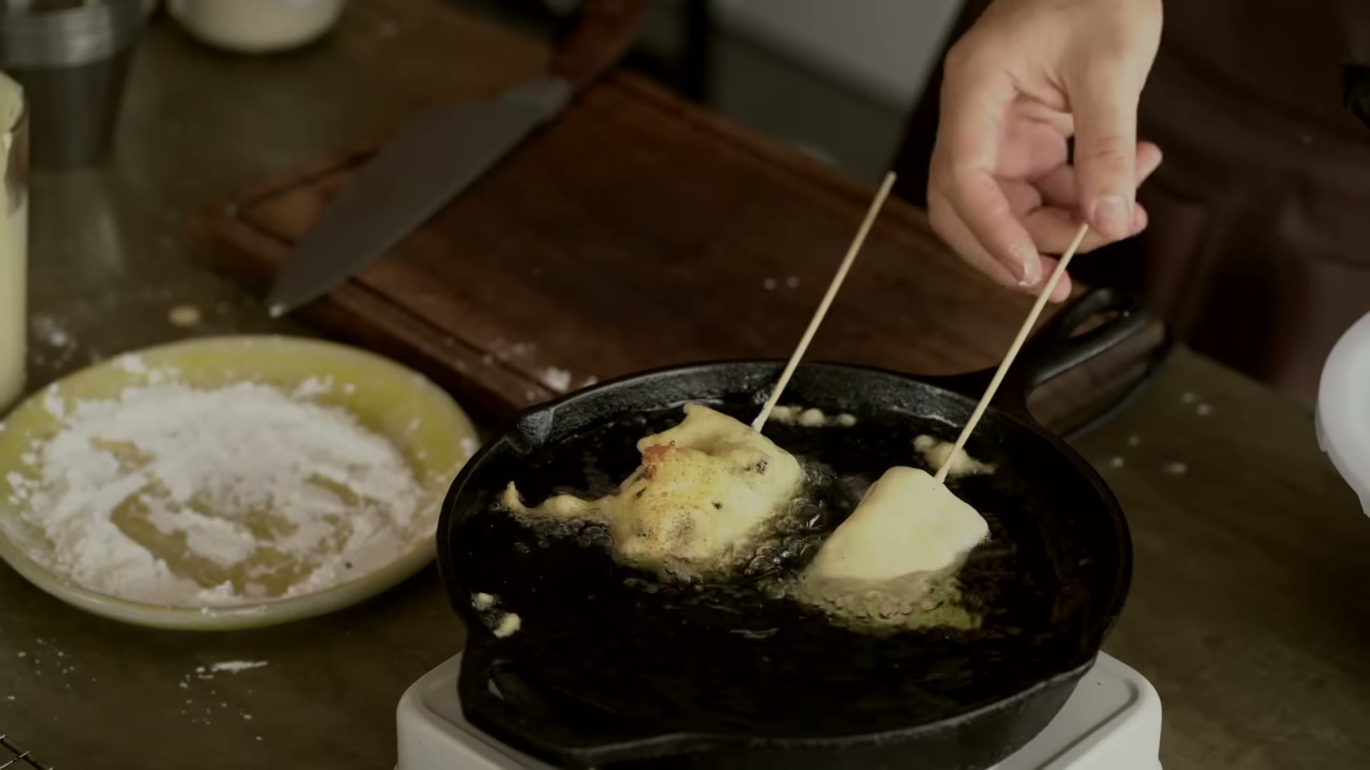 Capeando las tiras de pork belly ahumado en la masa de corn dog