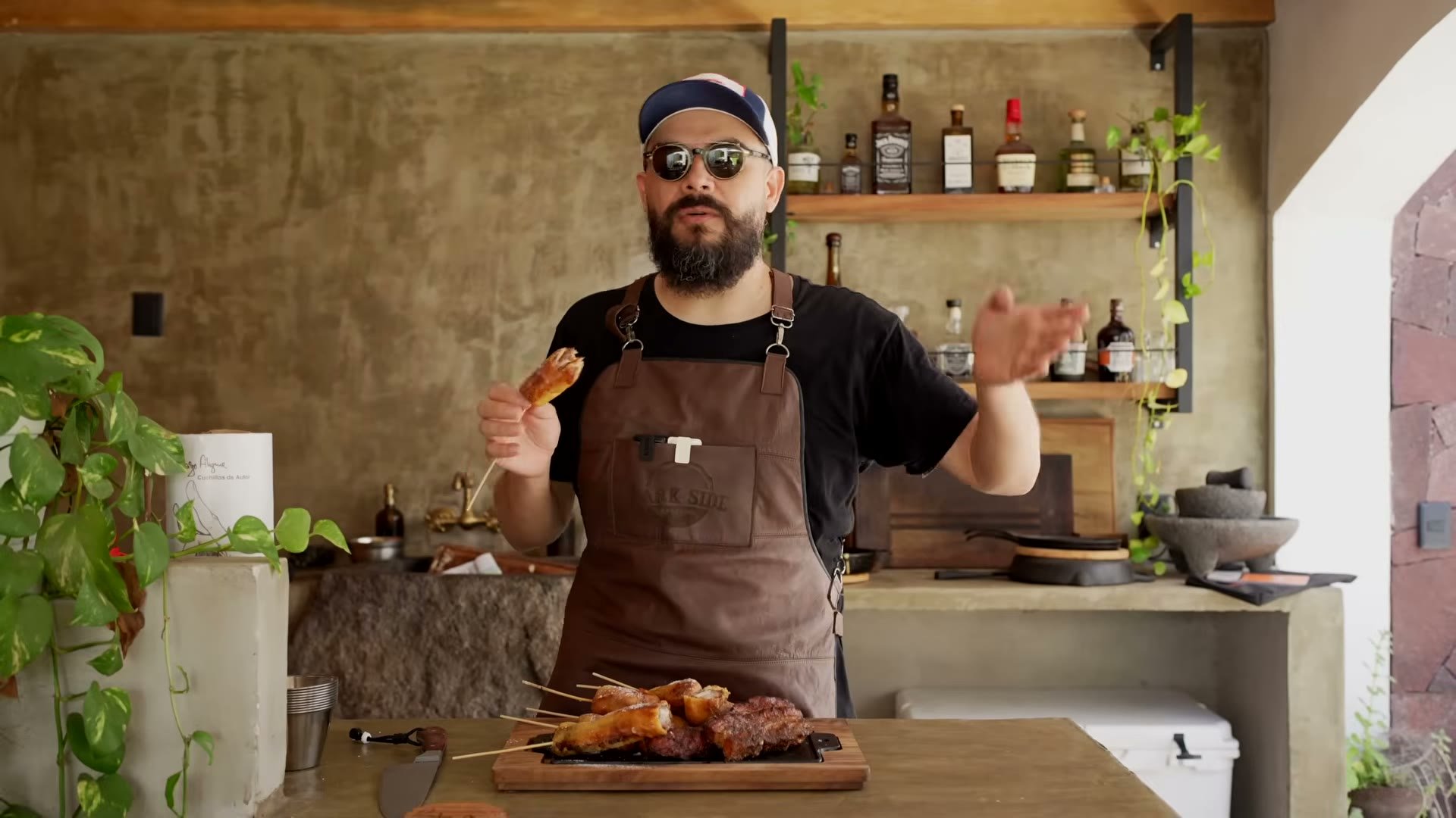Corn dogs de pork belly cortados a la mitad, mostrando el interior