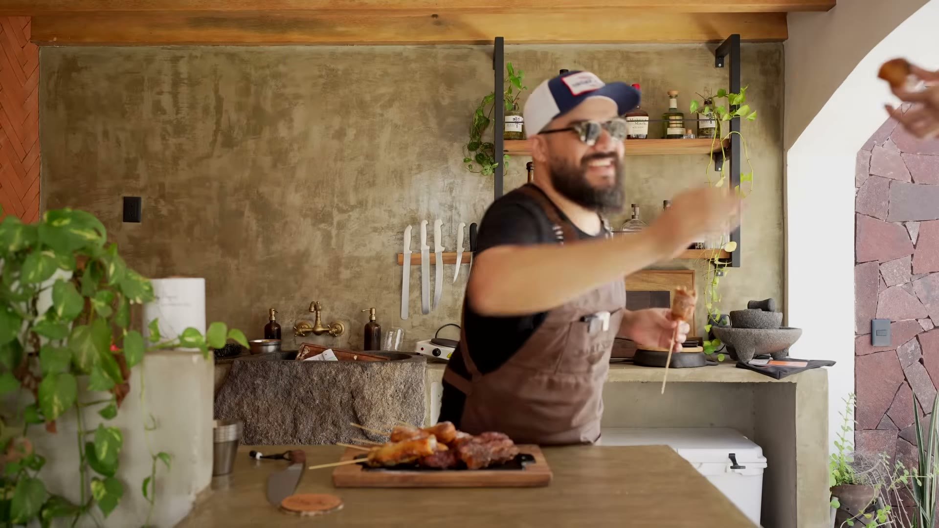 Corn dogs de pork belly servidos como botana