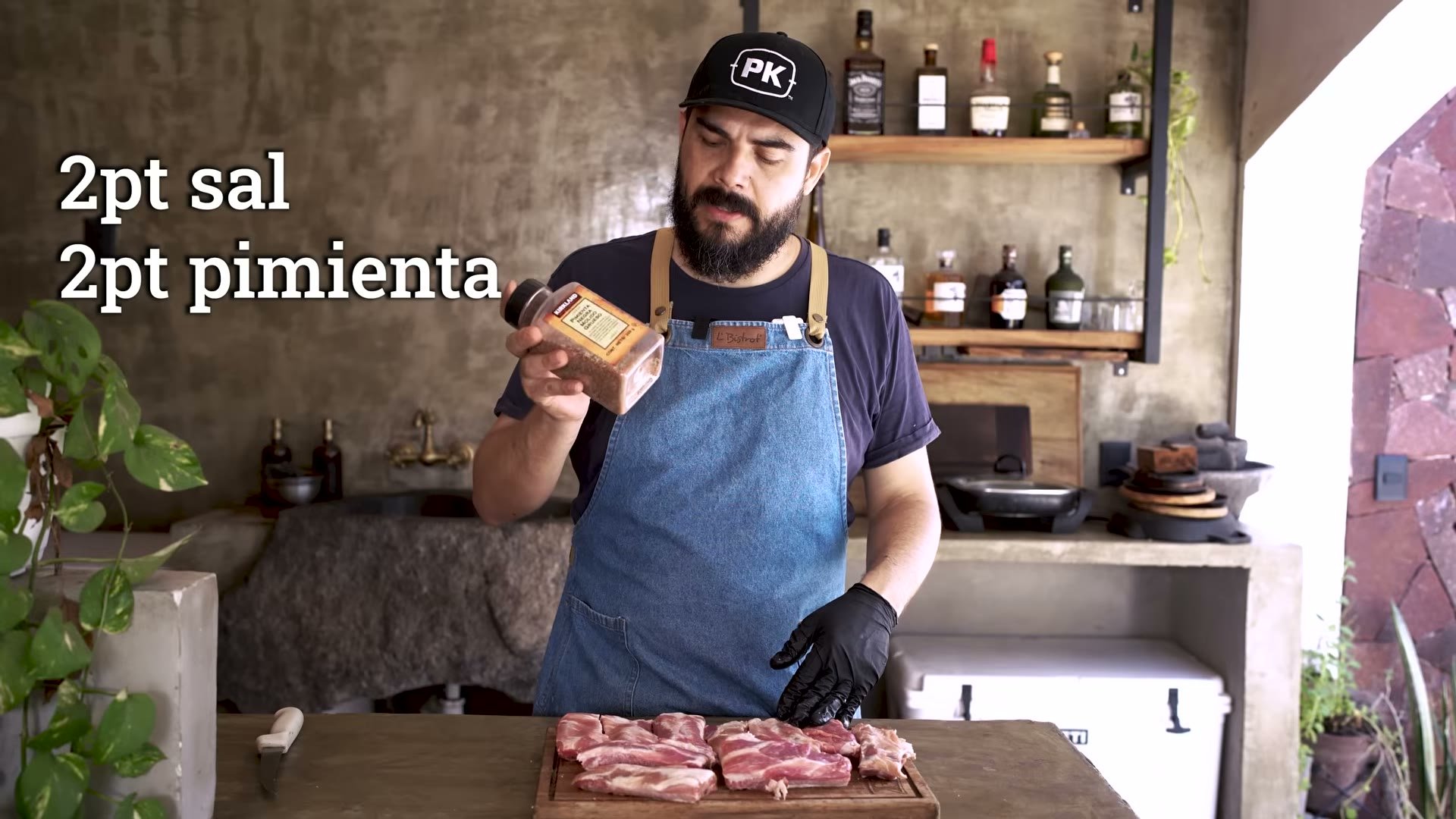 Aplicando el rub de sal, pimienta, ajo y paprika a las costillas