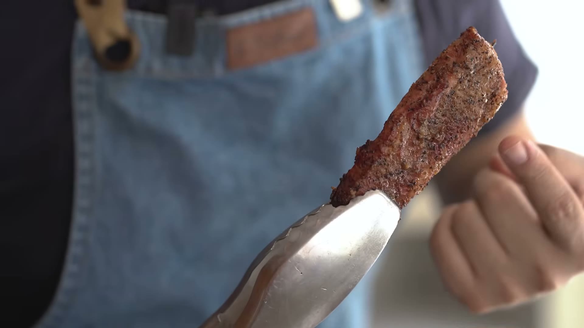 Costillas cubiertas con mantequilla y salsa BBQ envueltas en papel aluminio