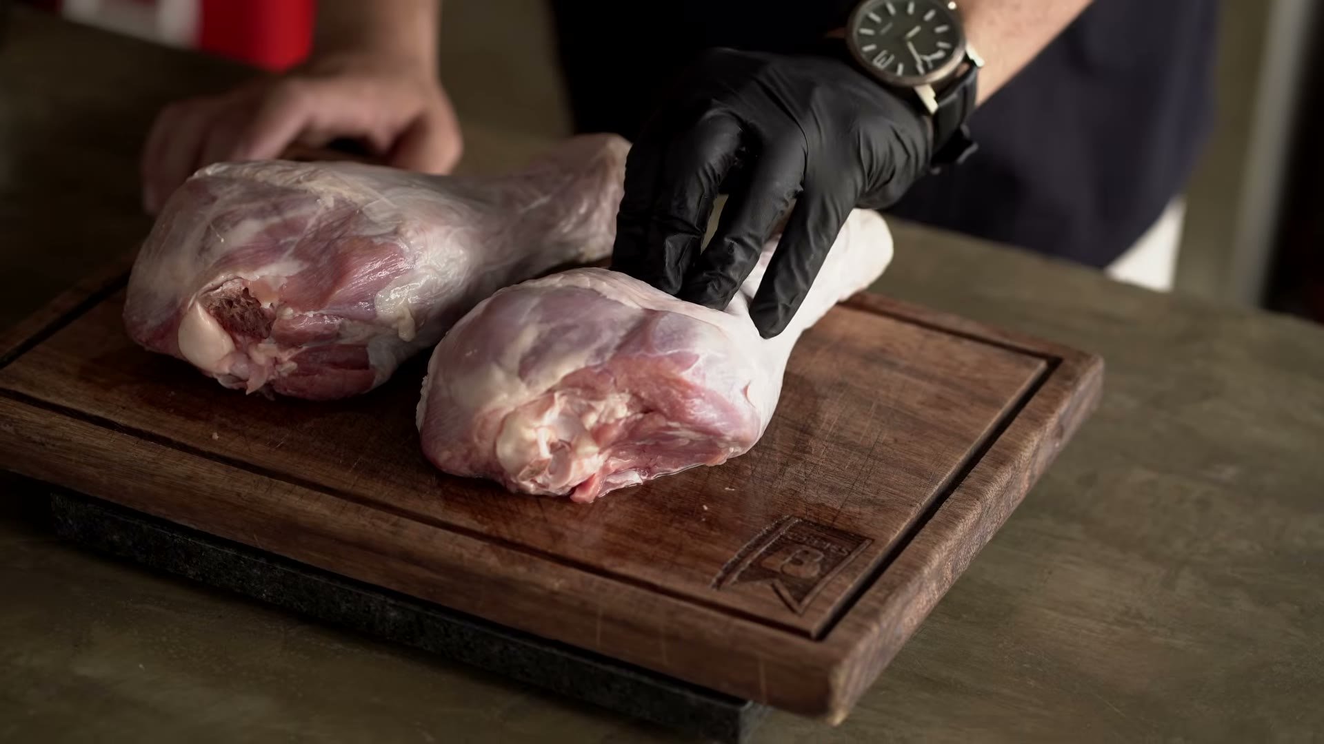 Preparando la salmuera con especias para las piernas de pavo