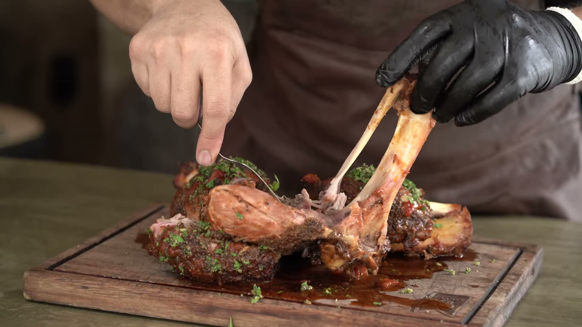 Chamorro italiano servido con la gremolata encima