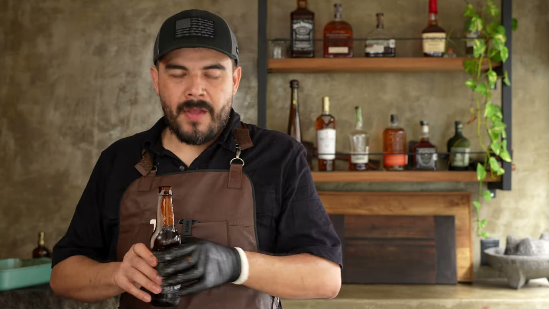 Chamorro ahumado desprendiéndose del hueso
