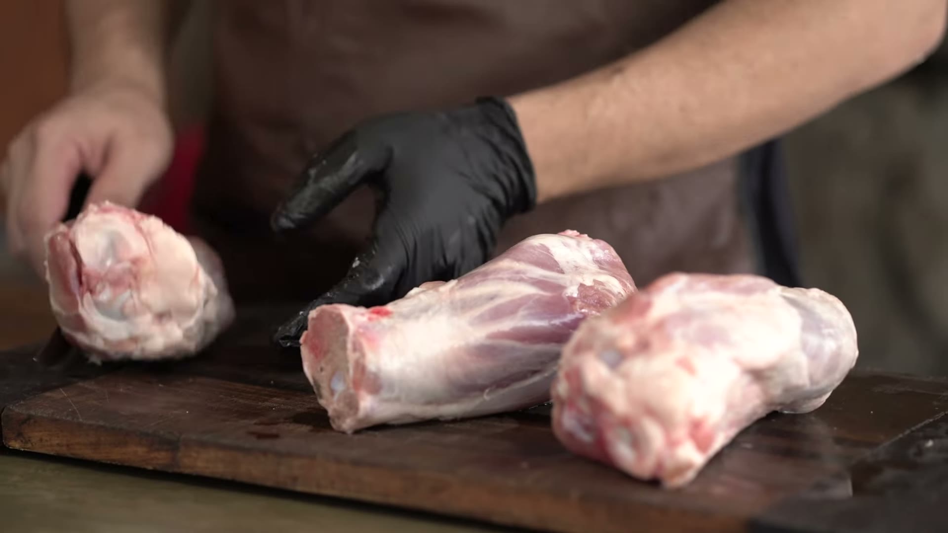 Aplicando el rub a los chamorros de cerdo