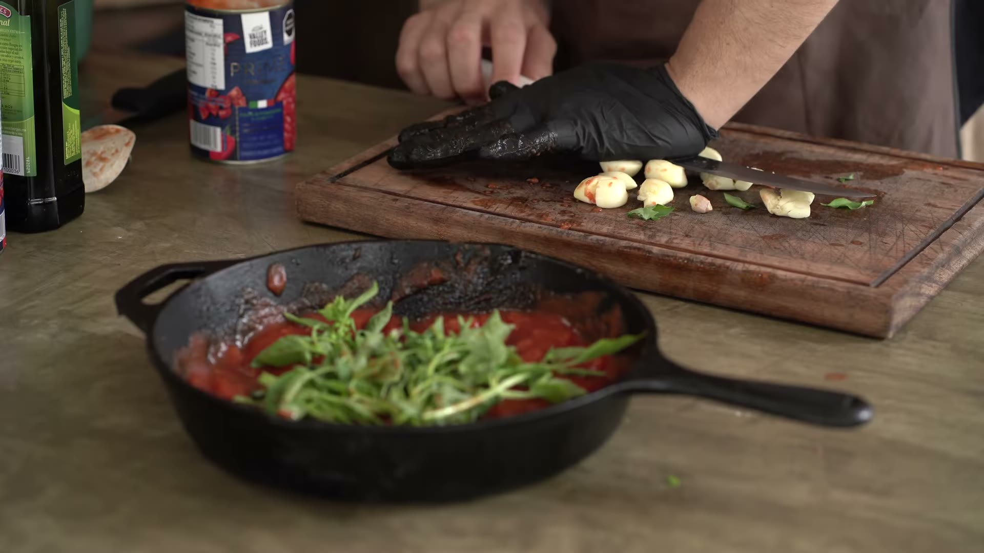 Chamorros envueltos con salsa italiana y mantequilla