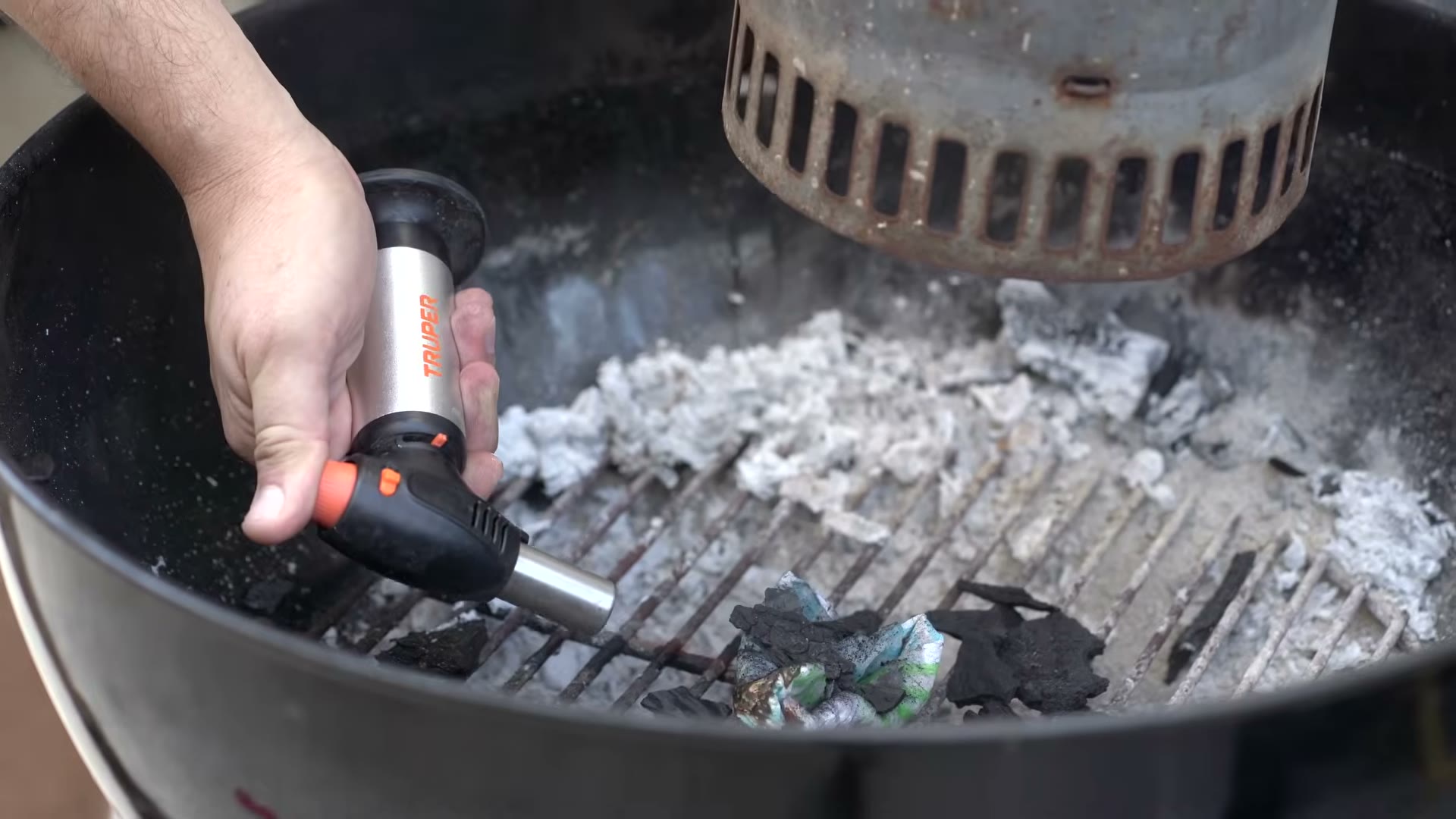 Confitando las carnitas en manteca con ajo, naranja y especias