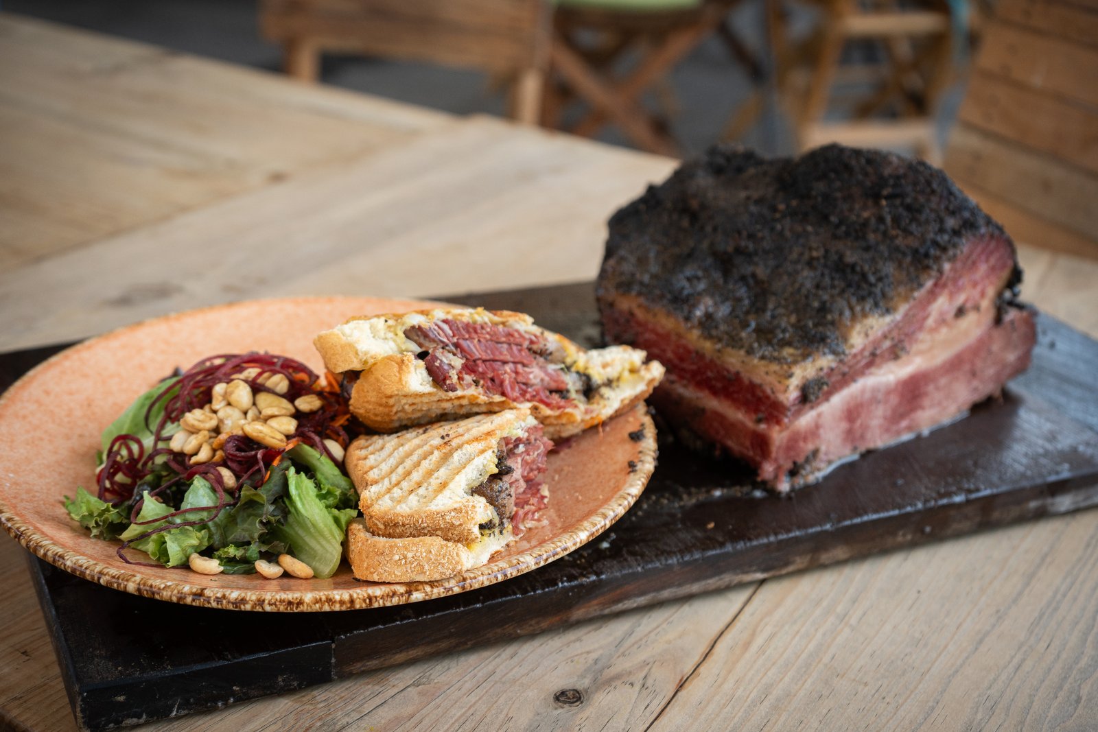 Pastrami de brisket rebanado, mostrando el color rosado del curado
