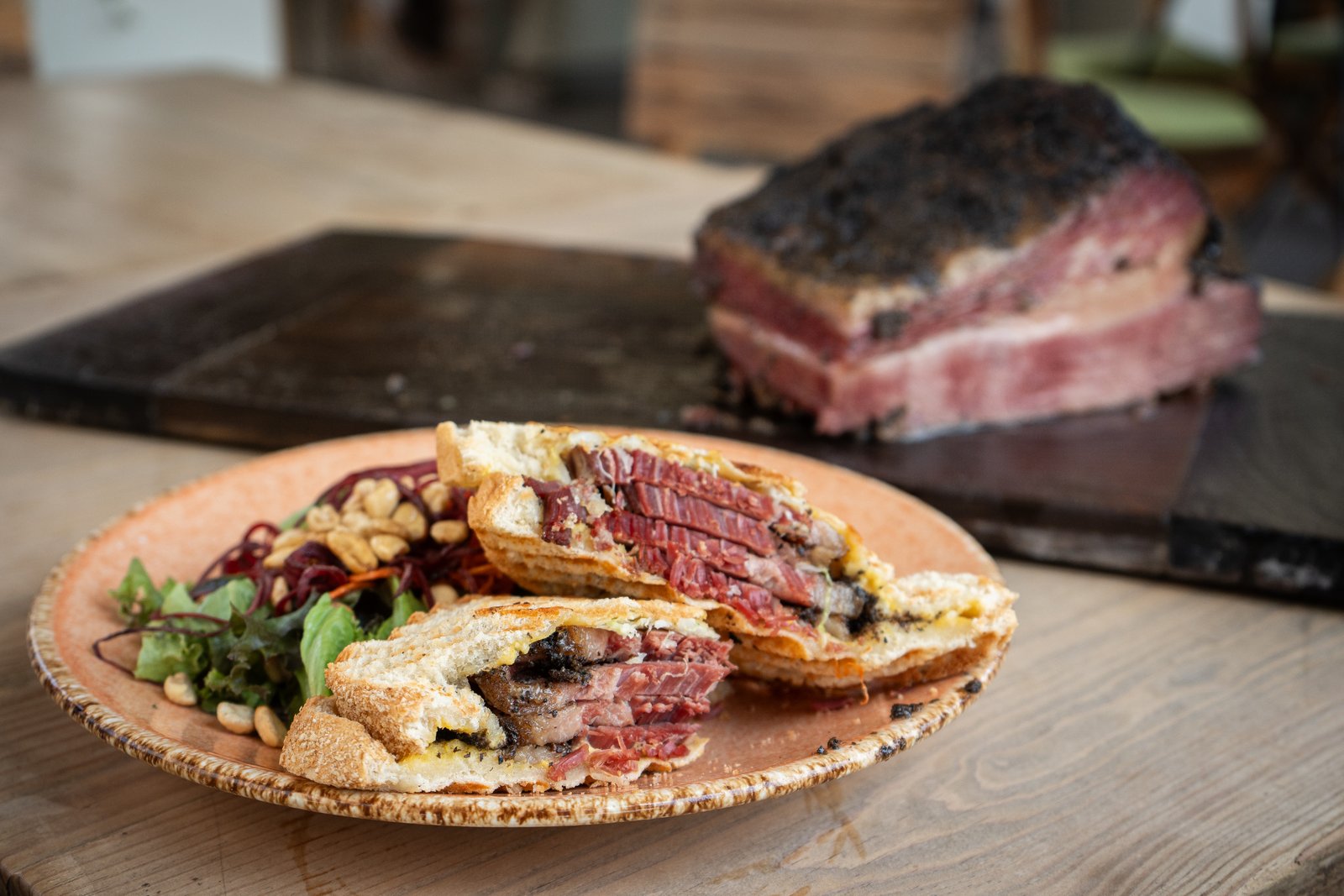 Detalle del pastrami de brisket rebanado