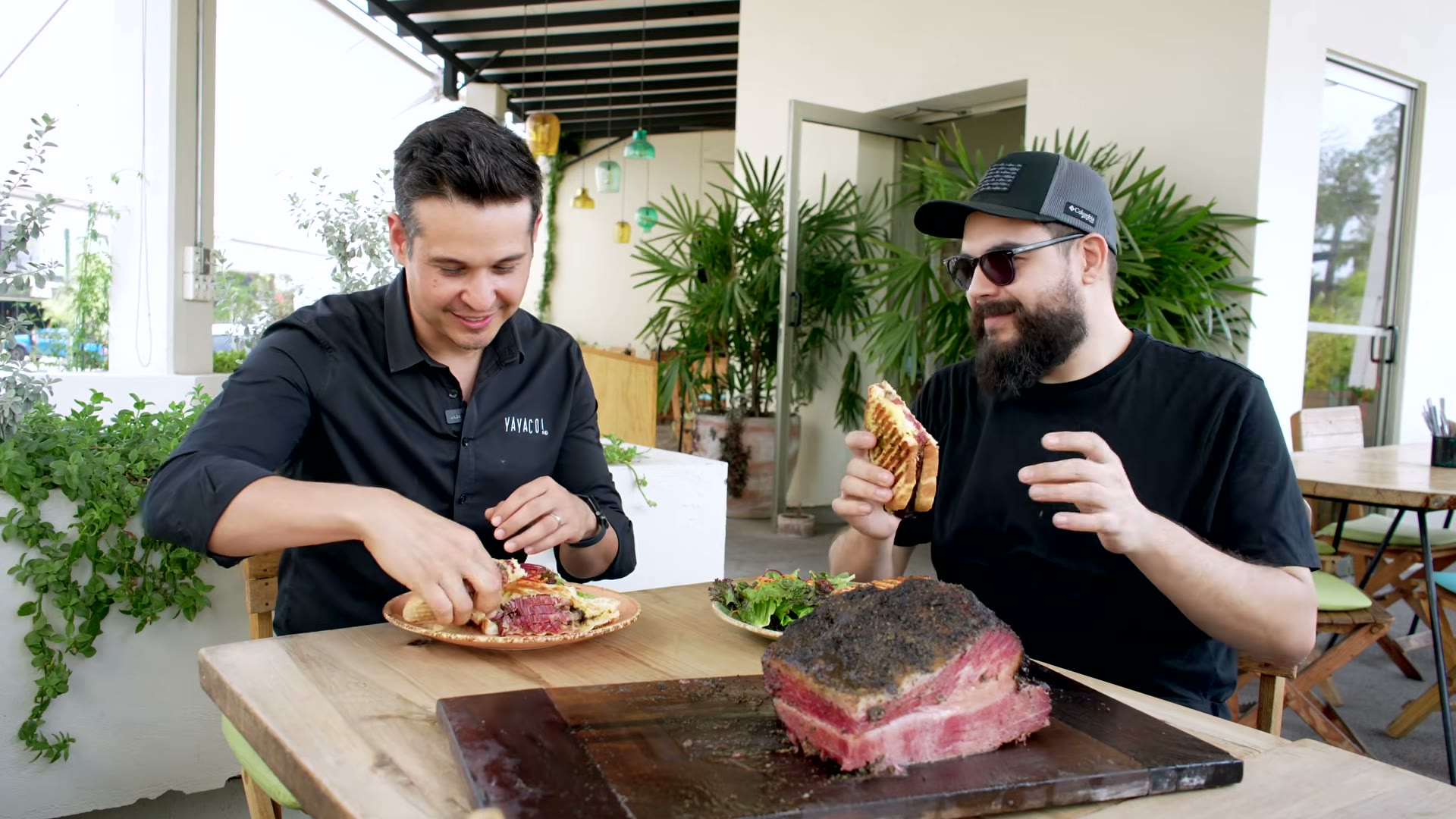 Envolviendo el pastrami de brisket con grasa de res derretida