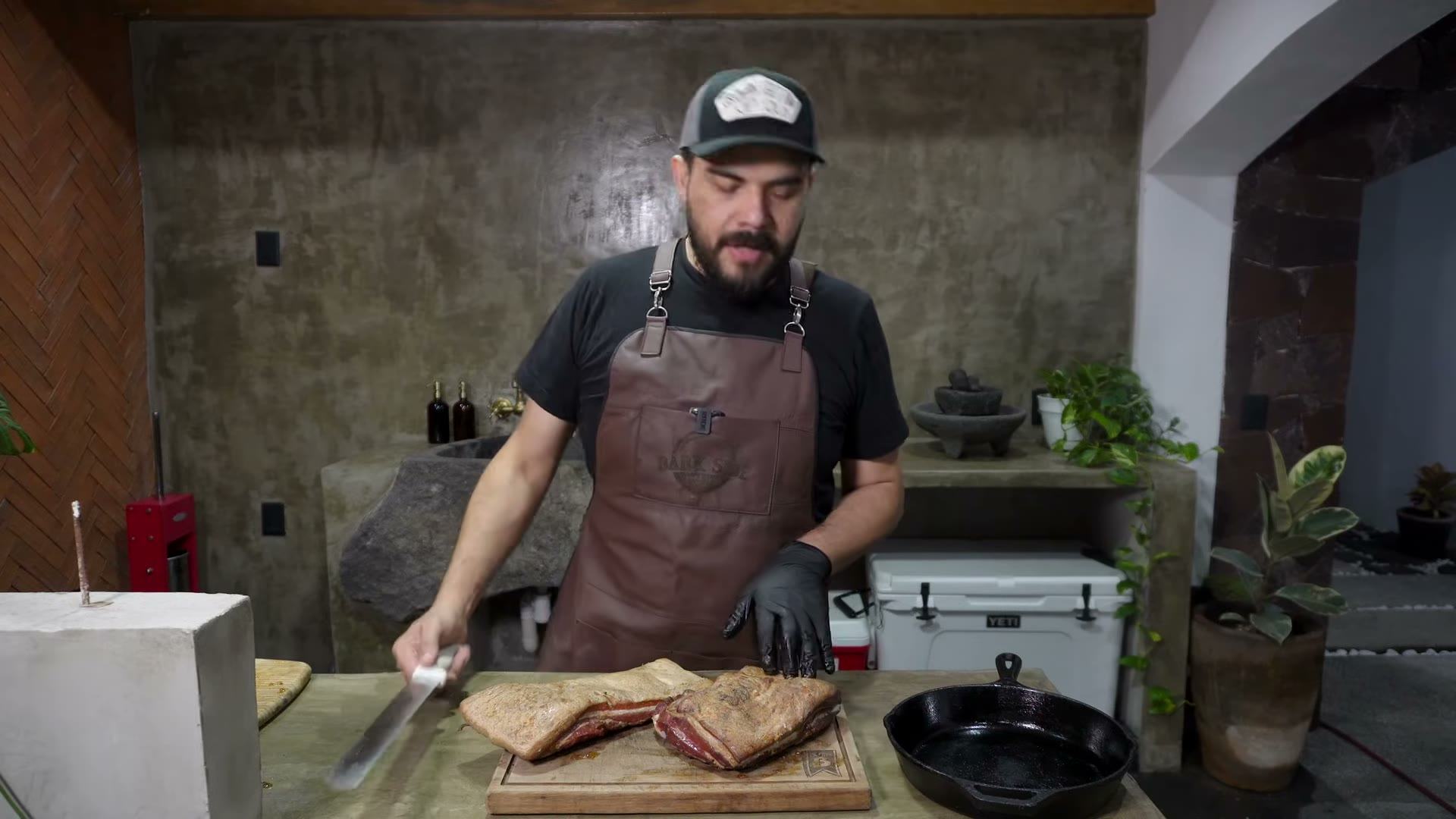 Tocino canadiense casero rebanado, mostrando el color rosado