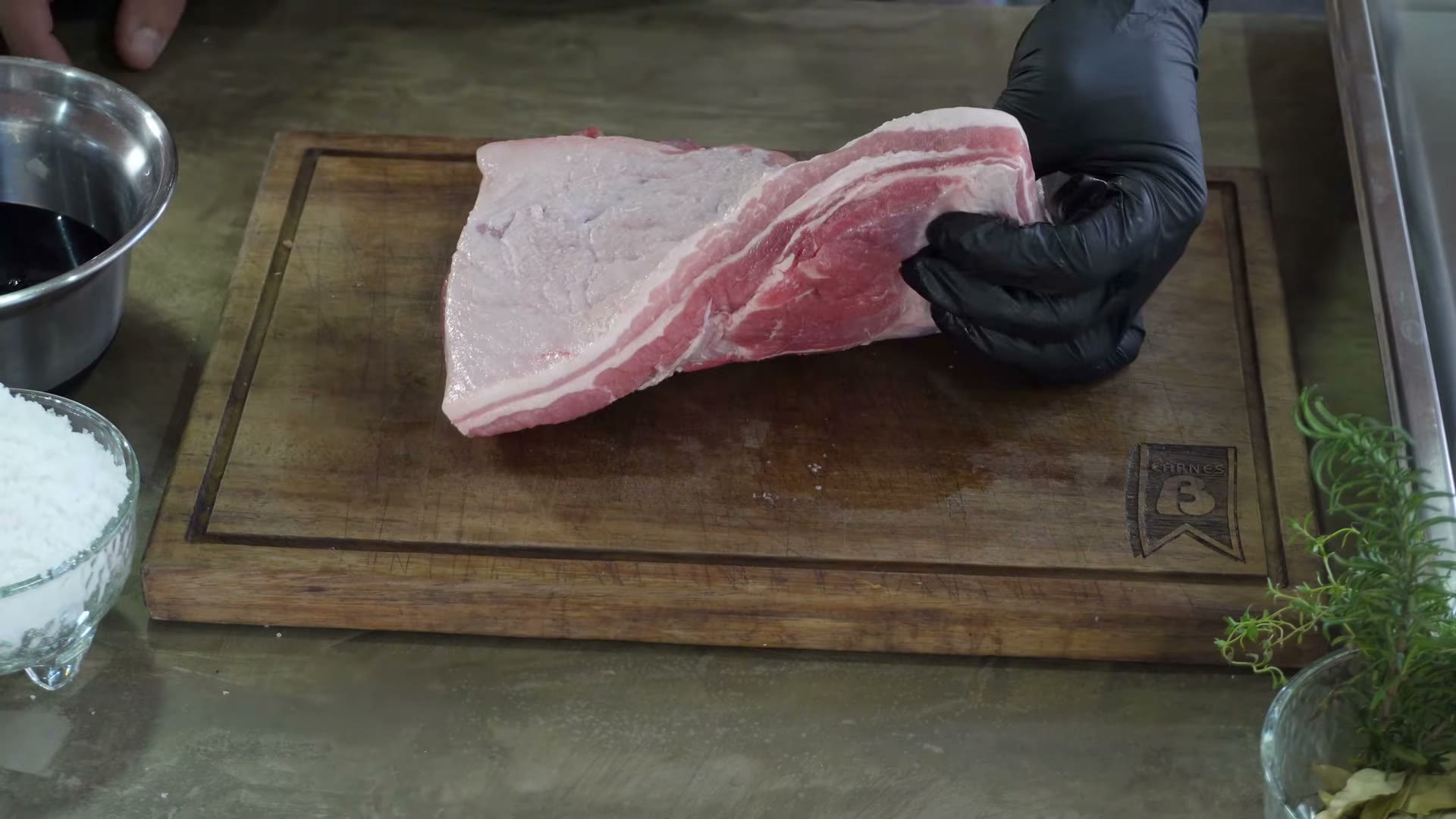 Pork belly sumergido en el wet brine con miel de maple