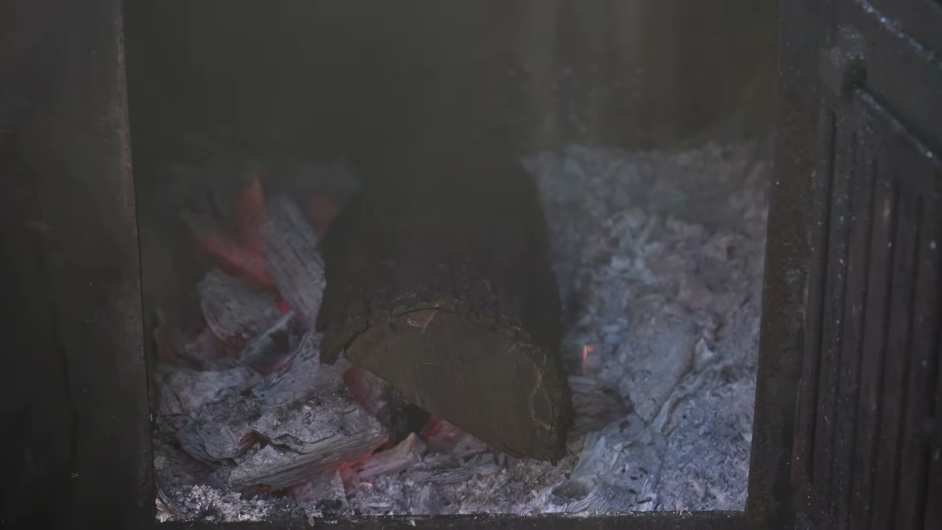 Tocino canadiense envuelto reposando antes de cortar