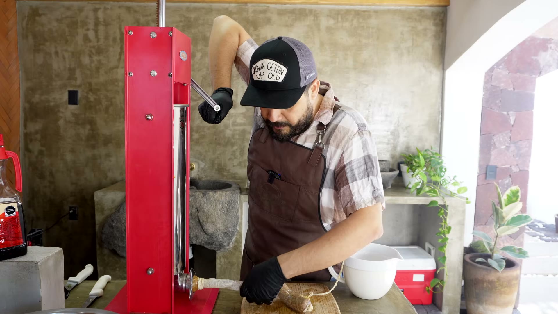 Chorizo de brisket ahumado cortado en diagonal, mostrando el interior compacto