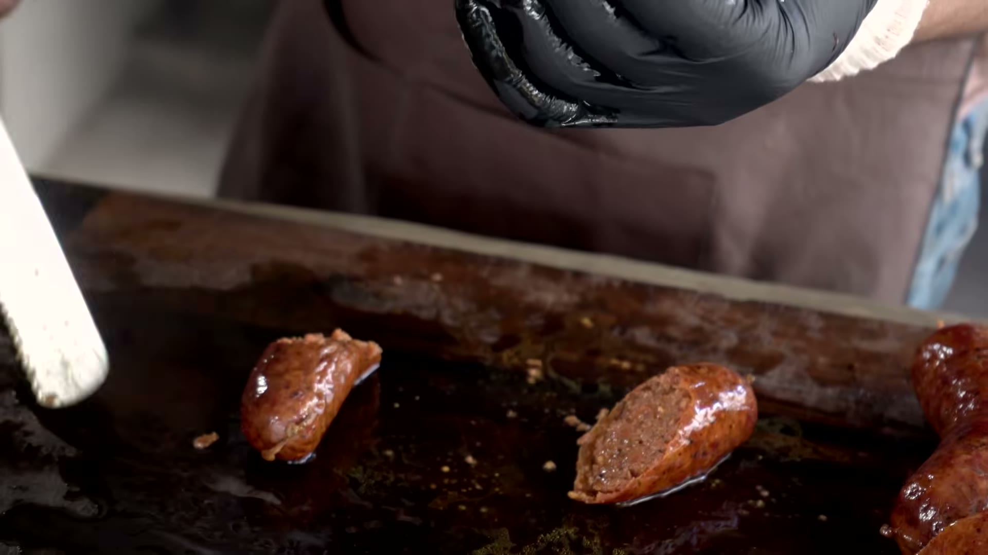 Corte transversal del chorizo de brisket ahumado
