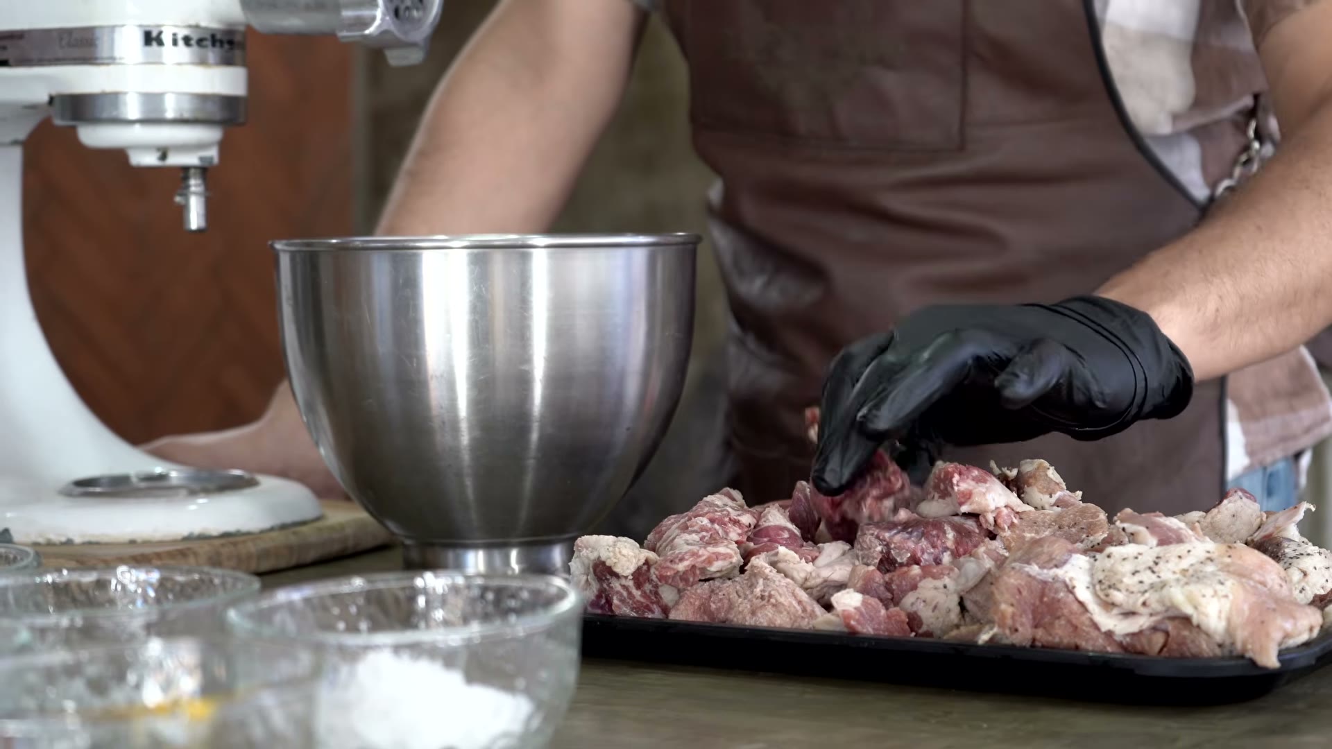 Moliendo los recortes de brisket para el chorizo